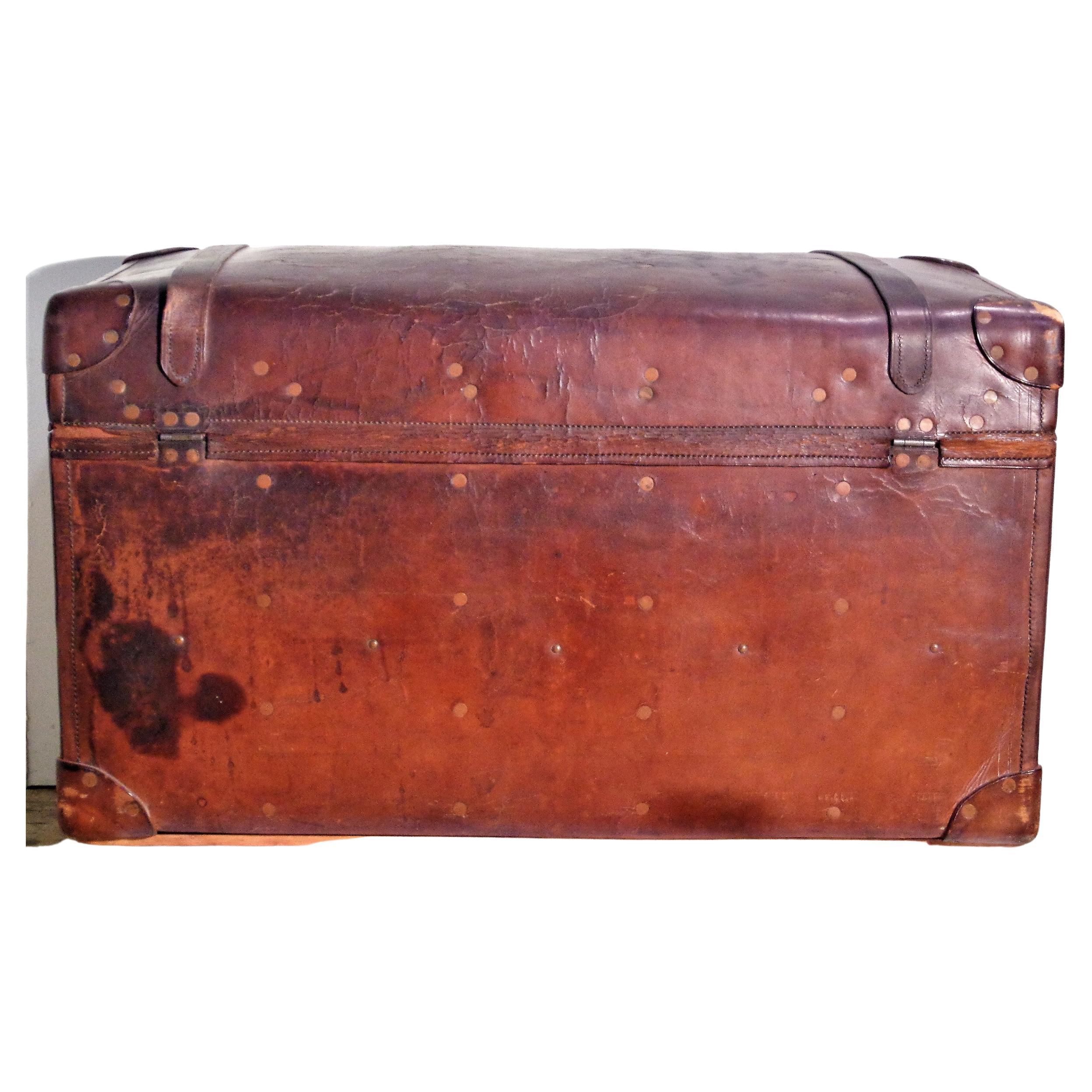 Fait main Malle de voyage en cuir riveté en laiton du 19e siècle Sage's Trunk Depot Boston, Ma. en vente