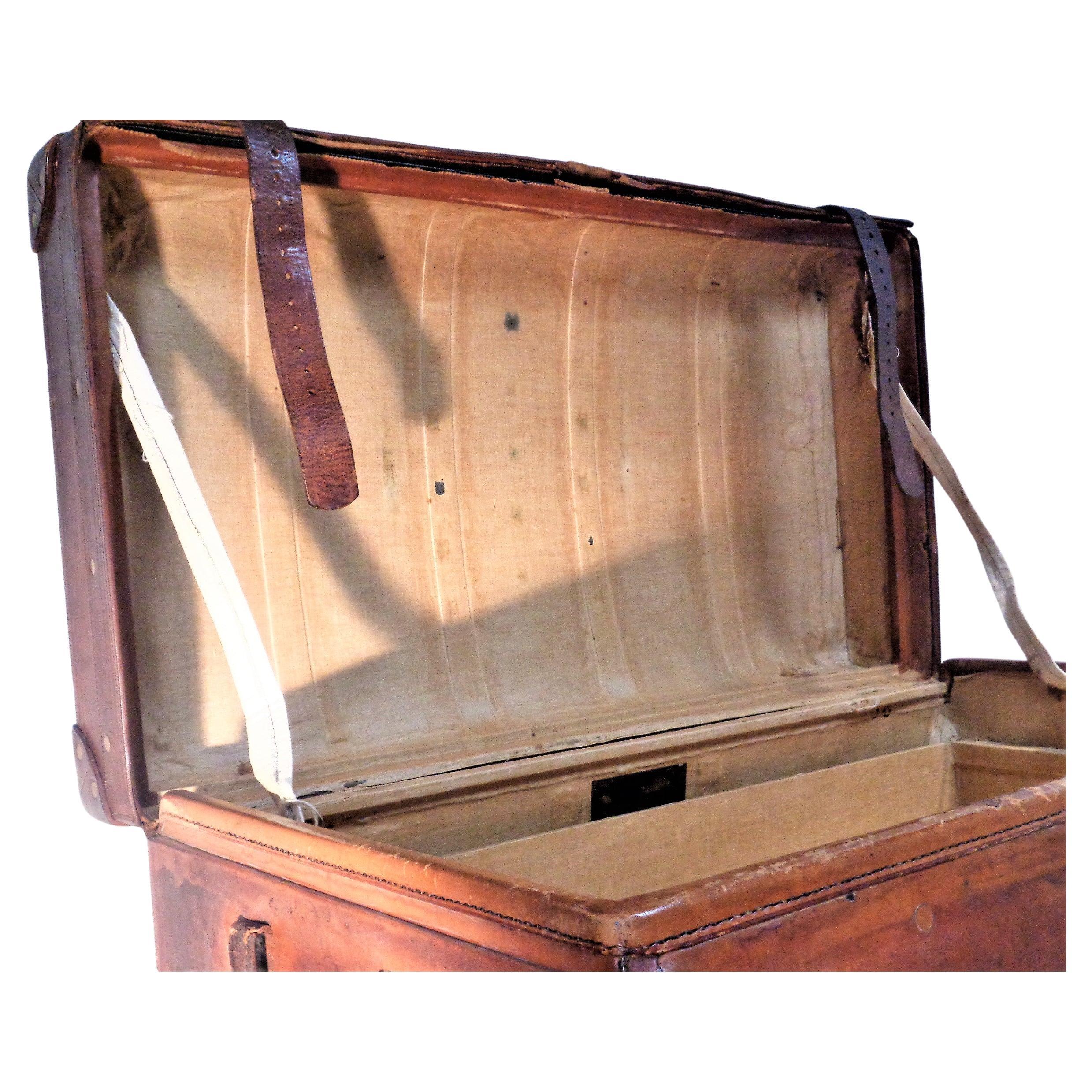 Malle de voyage en cuir riveté en laiton du 19e siècle Sage's Trunk Depot Boston, Ma. État moyen - En vente à Rochester, NY