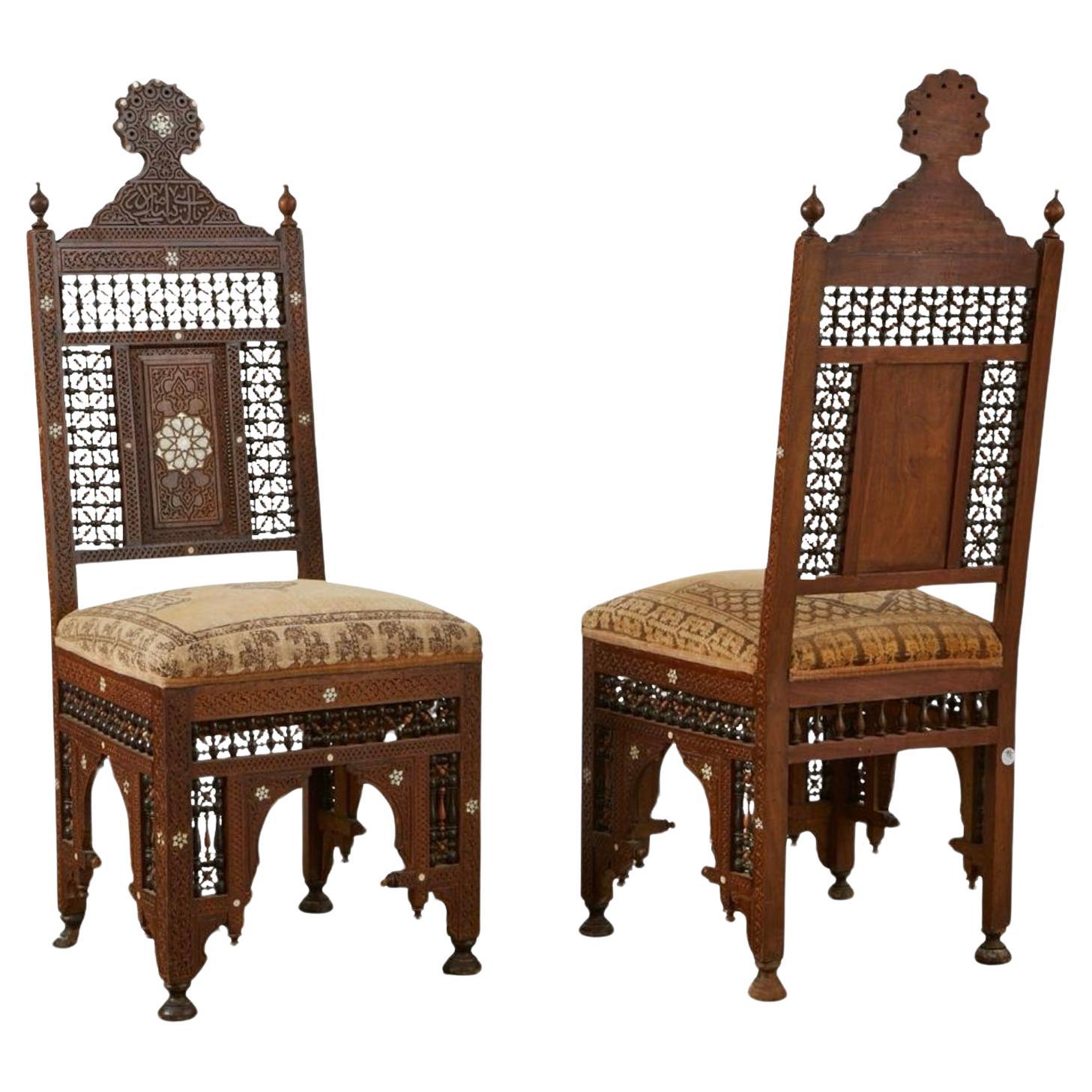 A.C.I.C. British Colonial / Marqueterie de style marocain  Chaises d'appoint sculptées - Paire