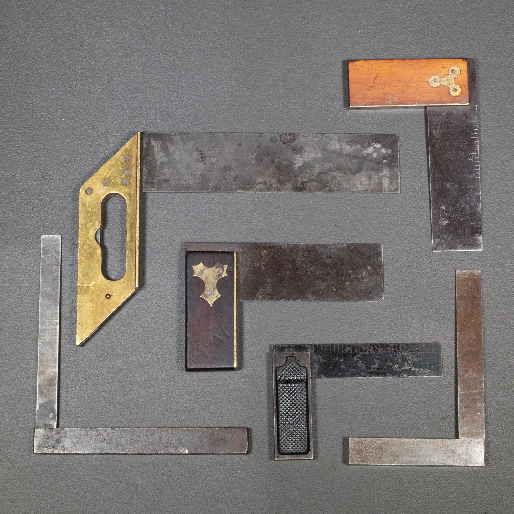 À PROPOS DE

Collectional de six carrés d'essai du 19e siècle avec des poignées en bronze, en ébène, en bois de rose et en acier. Le Halsted & Ackerman est un carré à combinaison rare avec un biseau sortant de la poignée en bronze. 

    CRÉATEUR