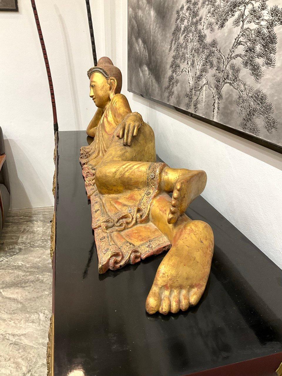 Birmanie (Myanmar), Période Mandalay, 19e siècle
MATERIAL : Bois avec traces de dorure et de laque d'origine
Dimensions : 160 cm de longueur × 40 cm de hauteur

Cette sculpture de Bouddha couché finement sculptée, datant de la période de Mandalay,