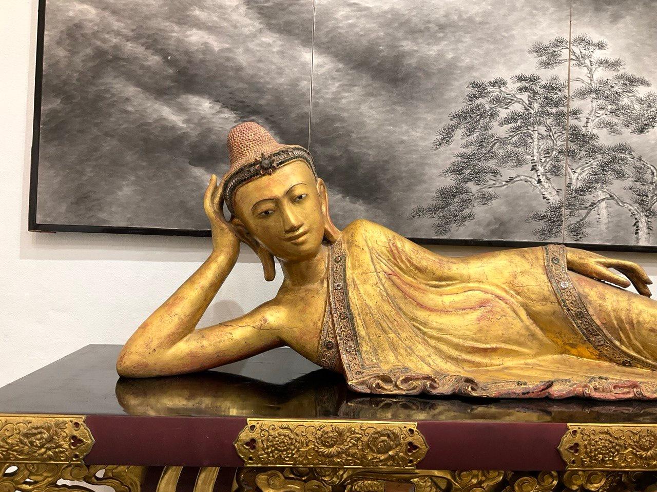 Sculpté à la main 19e s. Bouddha couché birman - Rare Form Iconographique, période Mandalay en vente