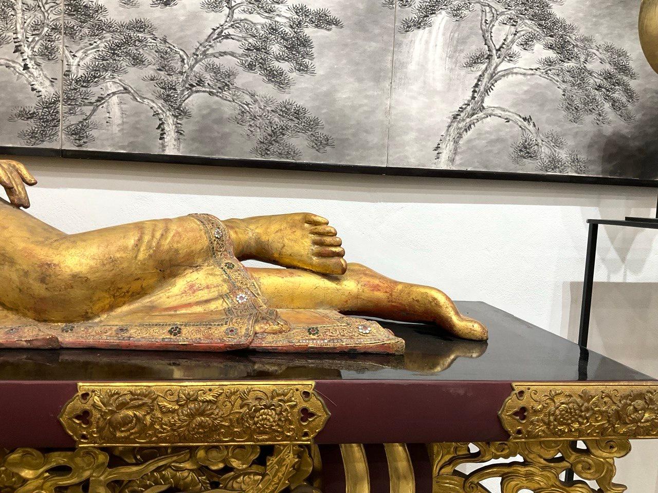 Verre 19e s. Bouddha couché birman - Rare Form Iconographique, période Mandalay en vente