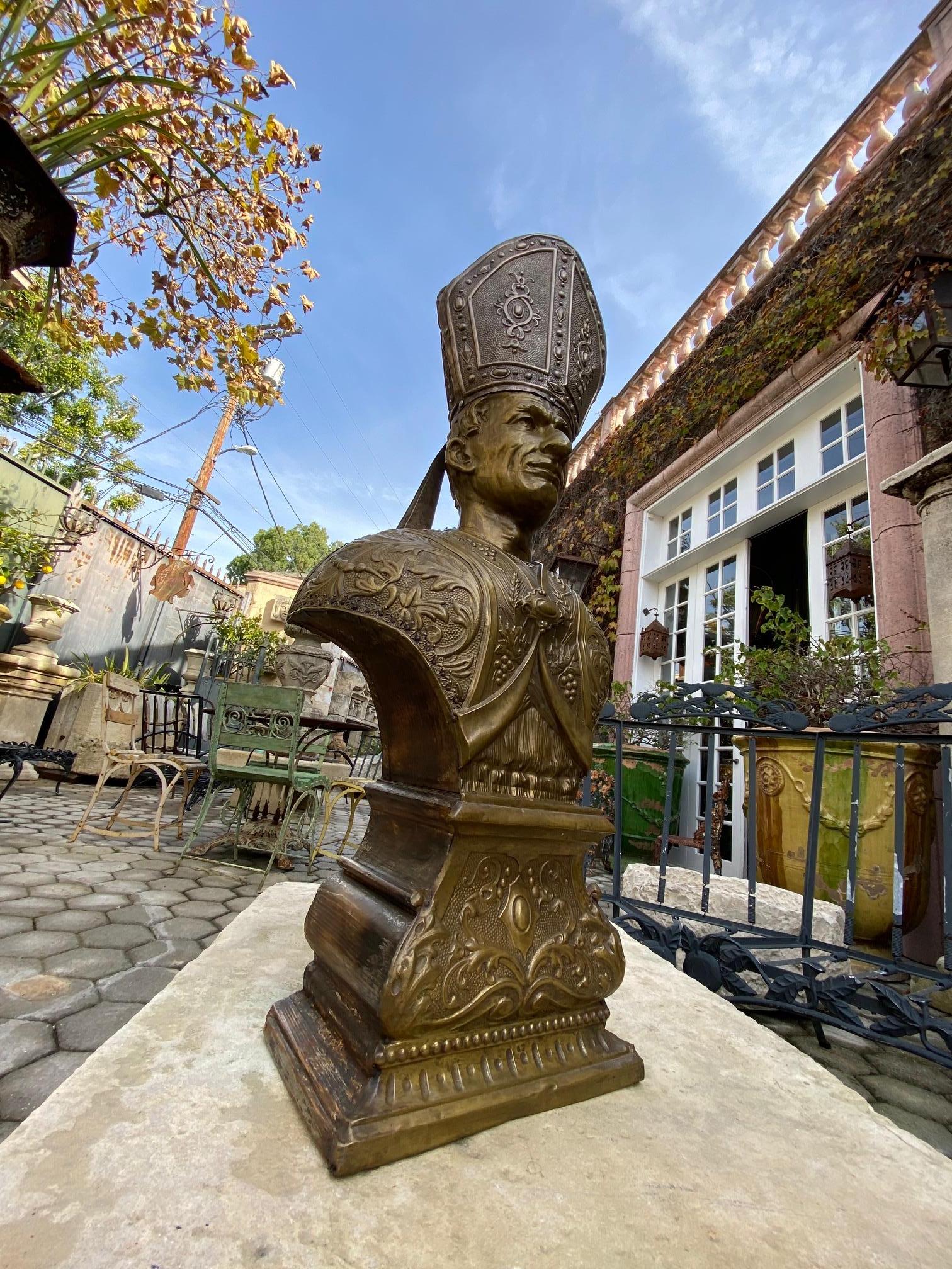 Un étonnant buste du 19ème siècle représentant le Pape de Rome Léon XIII composé de métal doré repoussé (une technique dans laquelle le métal est battu sur une base sculptée en bois à la main. Cette pièce d'art buste ont une patine magnifique et