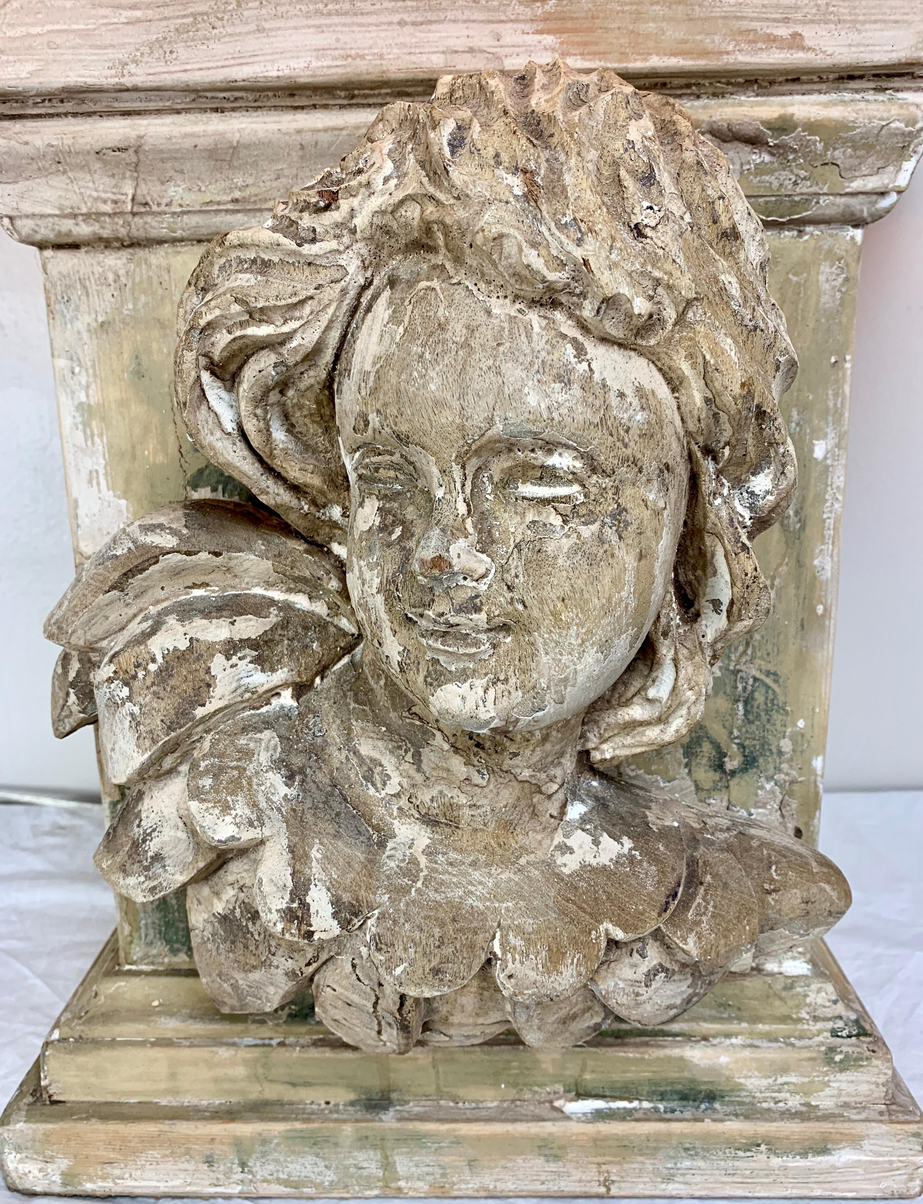 Sculpté à la main Lampe du XIXe siècle avec visage de chérubin sculptée et abat-jour parchemin sur mesure en vente