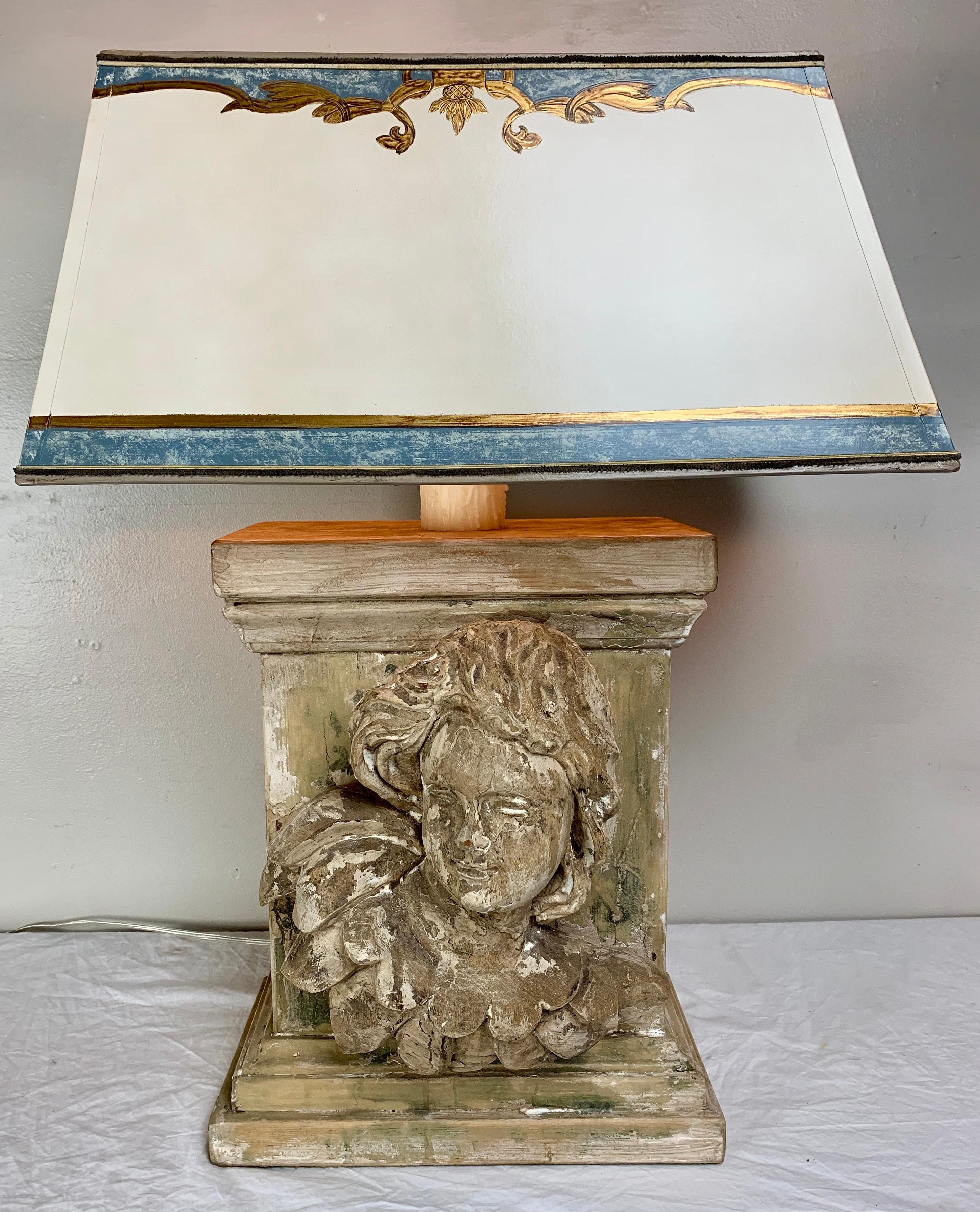 Baroque Lampe du XIXe siècle avec visage de chérubin sculptée et abat-jour parchemin sur mesure en vente