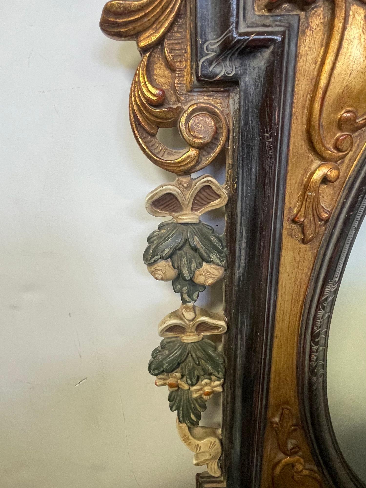 A.C., A.I.C. Miroir noir et or sculpté de style rococo avec guirlandes suspendues peintes en vente 4