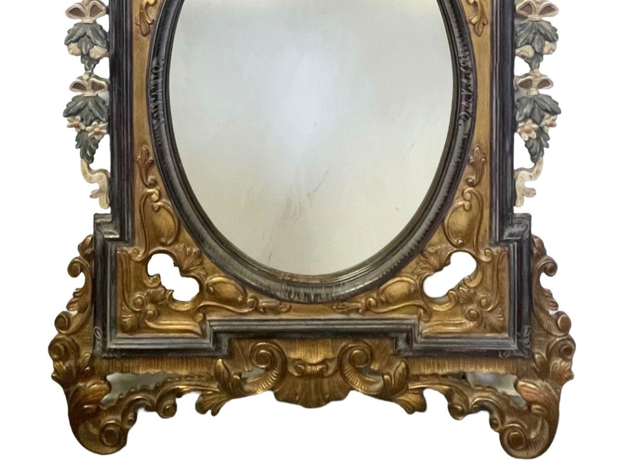 italien A.C., A.I.C. Miroir noir et or sculpté de style rococo avec guirlandes suspendues peintes en vente