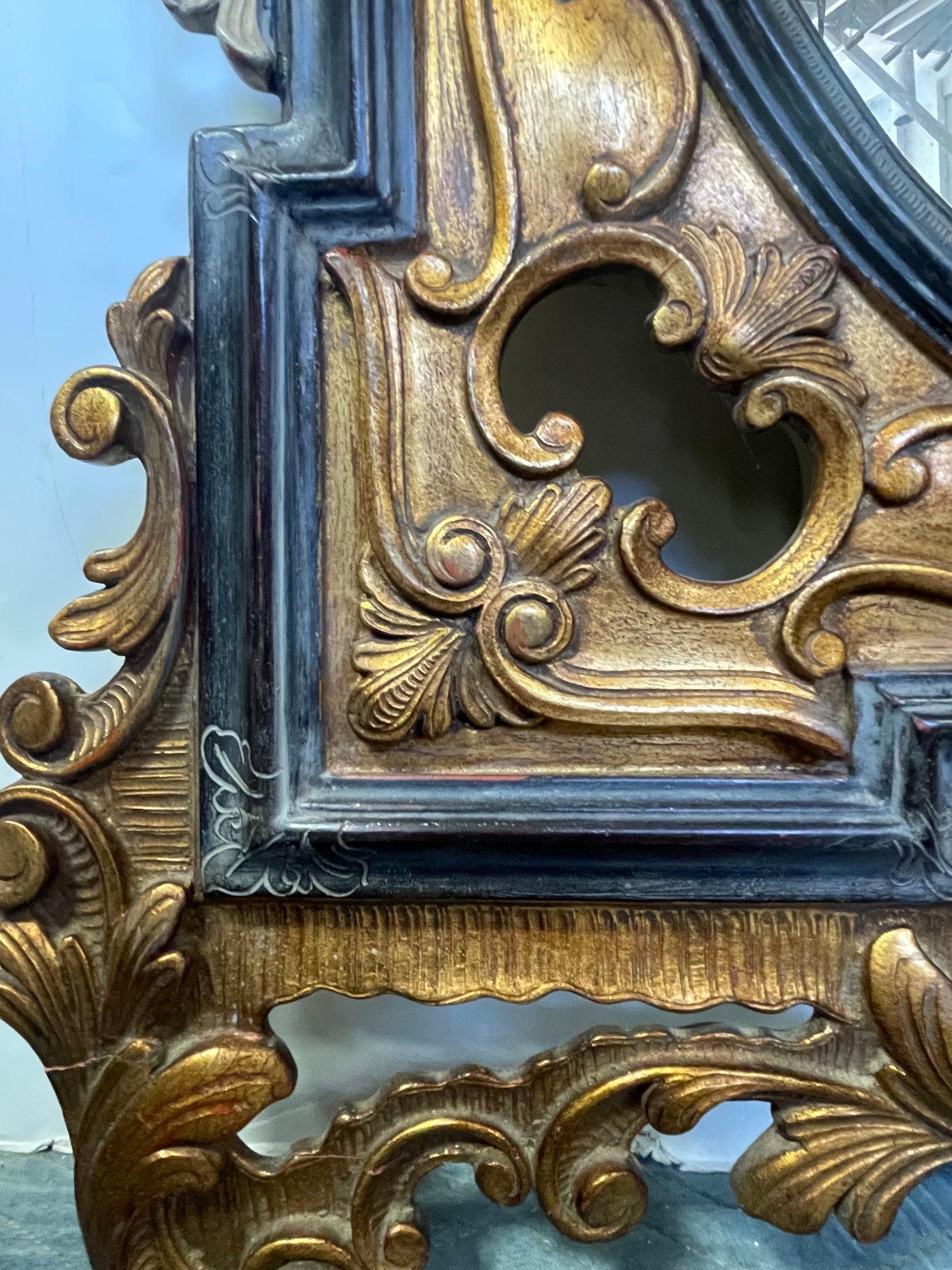 A.C., A.I.C. Miroir noir et or sculpté de style rococo avec guirlandes suspendues peintes Bon état - En vente à Los Angeles, CA