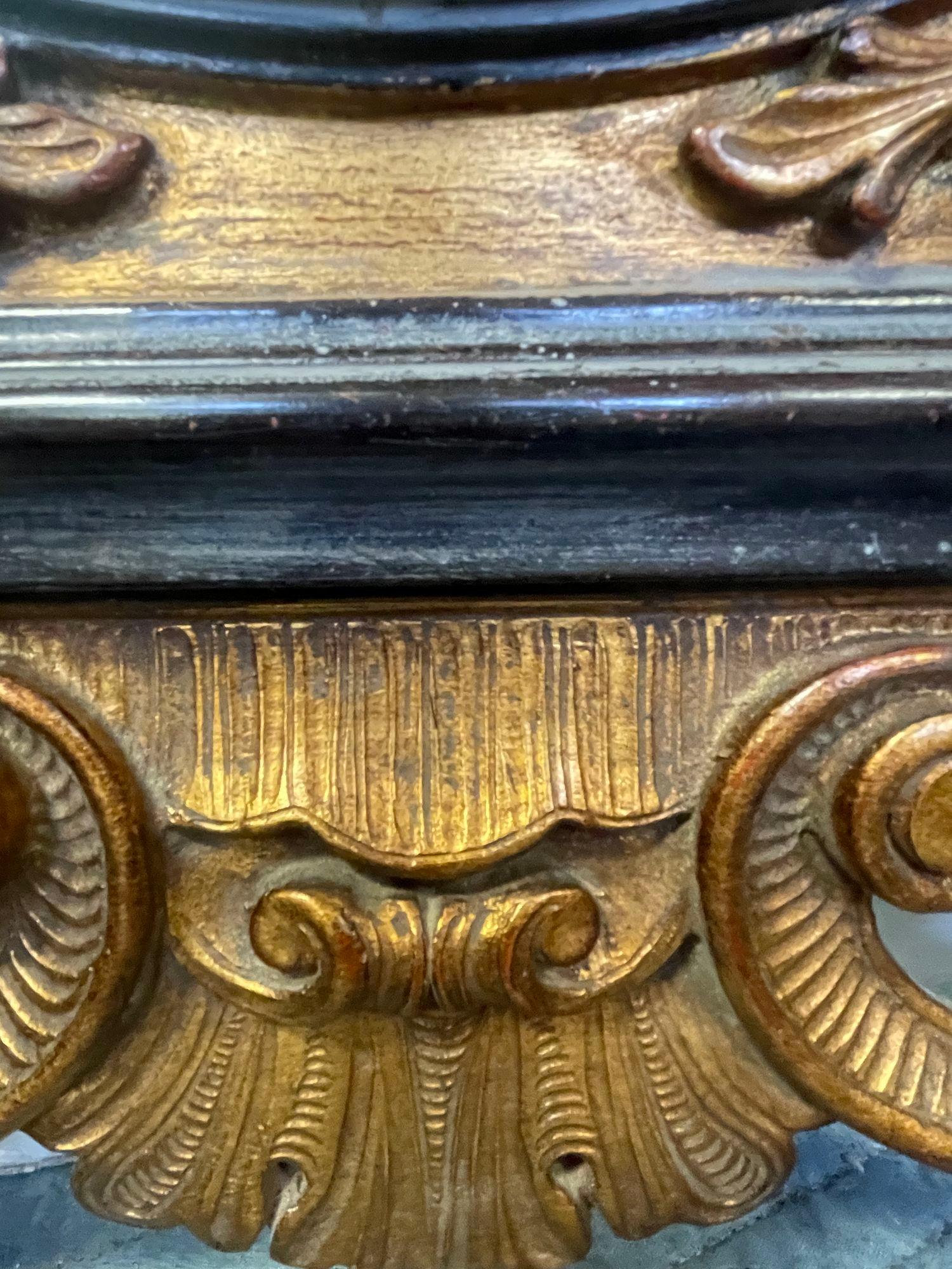 XIXe siècle A.C., A.I.C. Miroir noir et or sculpté de style rococo avec guirlandes suspendues peintes en vente