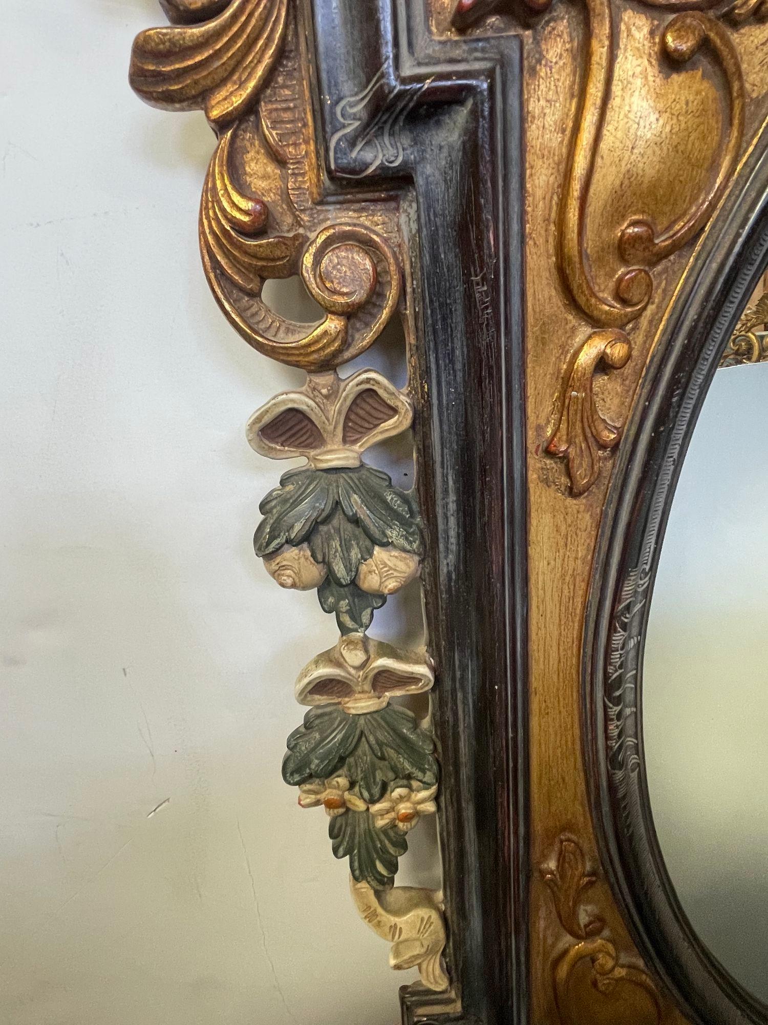 Bois A.C., A.I.C. Miroir noir et or sculpté de style rococo avec guirlandes suspendues peintes en vente