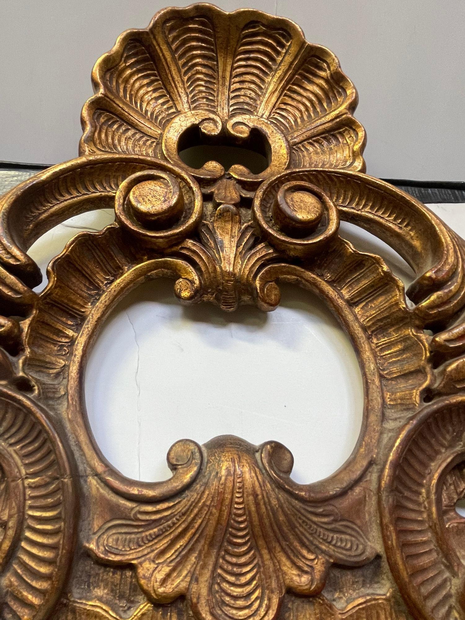 A.C., A.I.C. Miroir noir et or sculpté de style rococo avec guirlandes suspendues peintes en vente 3