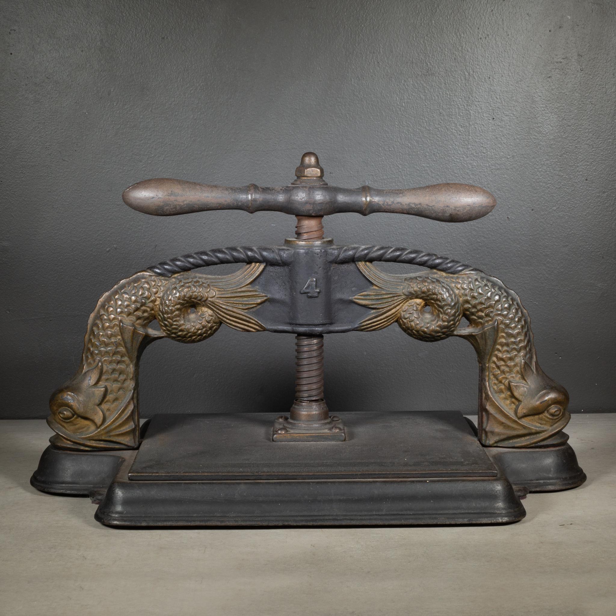 CIRCA

Una pressa per rilegatura originale in ghisa con serpenti mitici placcati in bronzo che fiancheggiano il pilastro centrale. Manico in ghisa con numero 