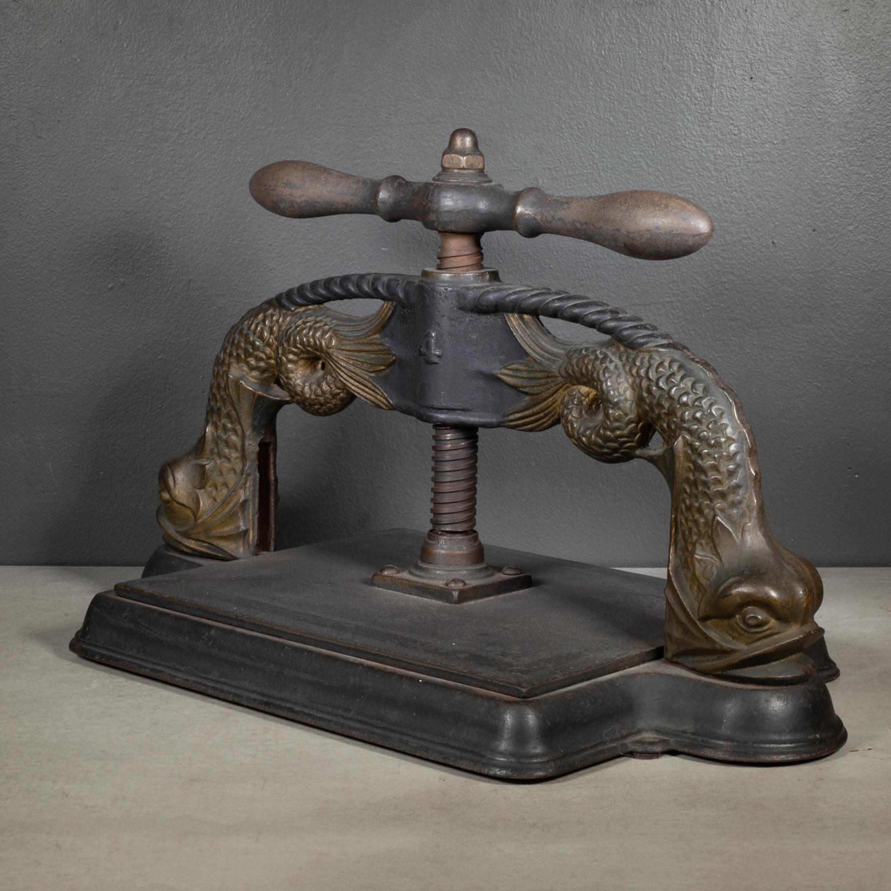 Industriale XIX sec. Pressa per libri con serpenti marini in ghisa, 1890 ca. in vendita