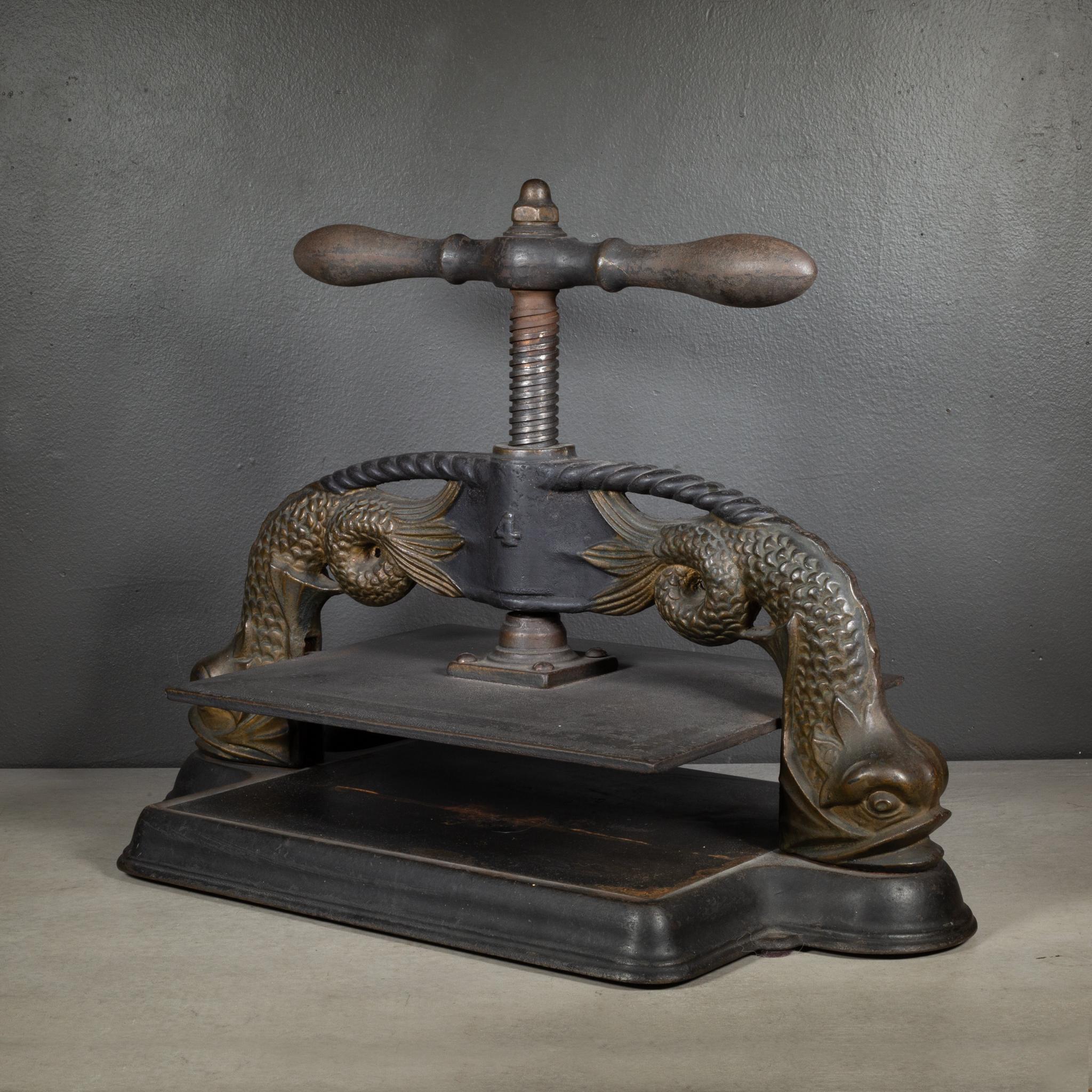 Ferro XIX sec. Pressa per libri con serpenti marini in ghisa, 1890 ca. in vendita