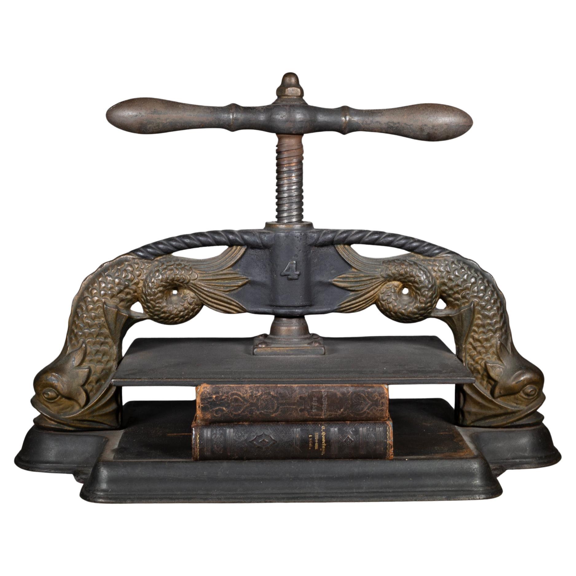 XIX sec. Pressa per libri con serpenti marini in ghisa, 1890 ca. in vendita