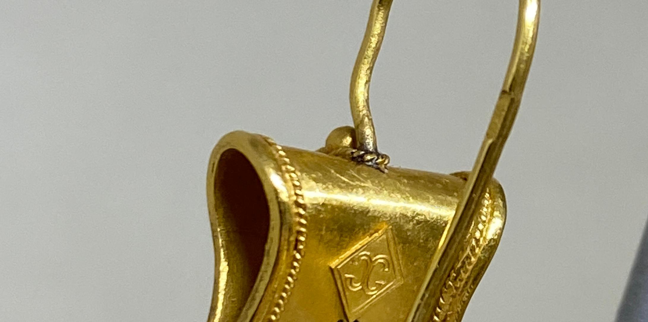19. Jahrhundert Castellani Etruskische Revival 18k Gelbgold Amethyst-Emaille-Tropfen-Ohrringe im Angebot 2