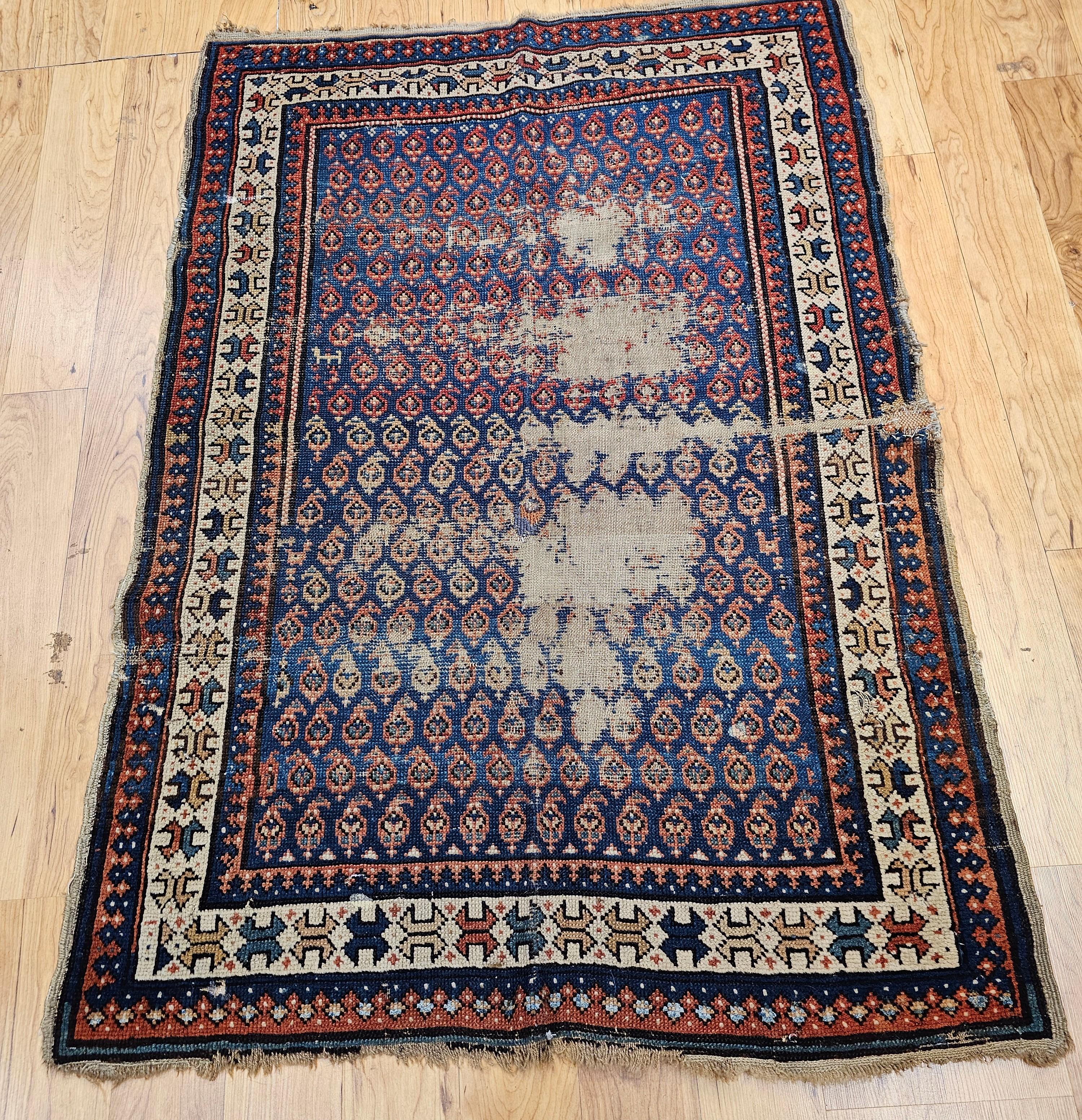 Questo tappeto caucasico Shirvan del XIX secolo, proveniente dalla regione meridionale dell'Azerbaigian, è un raro esempio di arte tribale, tessuto con un elegante motivo paisley (boteh). Il campo è caratterizzato da un'inconfondibile tavolozza di