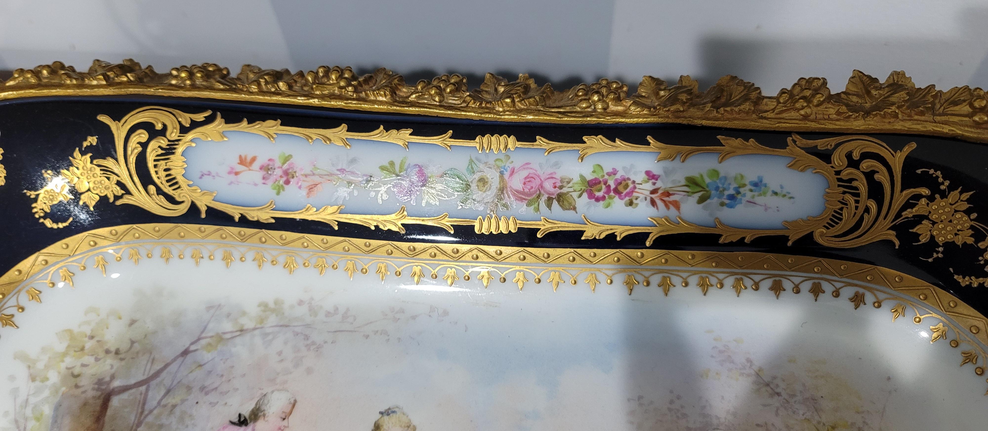 Centre de table en porcelaine de Sèvres peinte en cobalt et dorée du 19ème siècle, signé Chapuis en vente 3