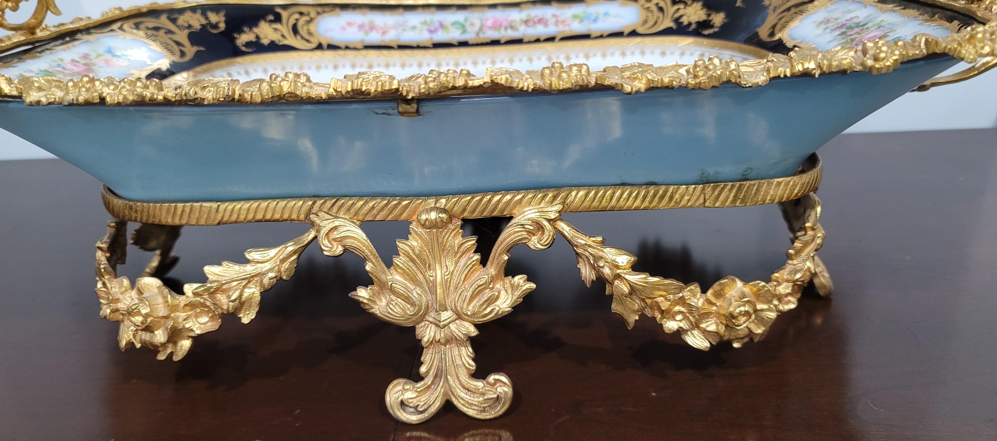 Centre de table en porcelaine de Sèvres peinte en cobalt et dorée du 19ème siècle, signé Chapuis en vente 5