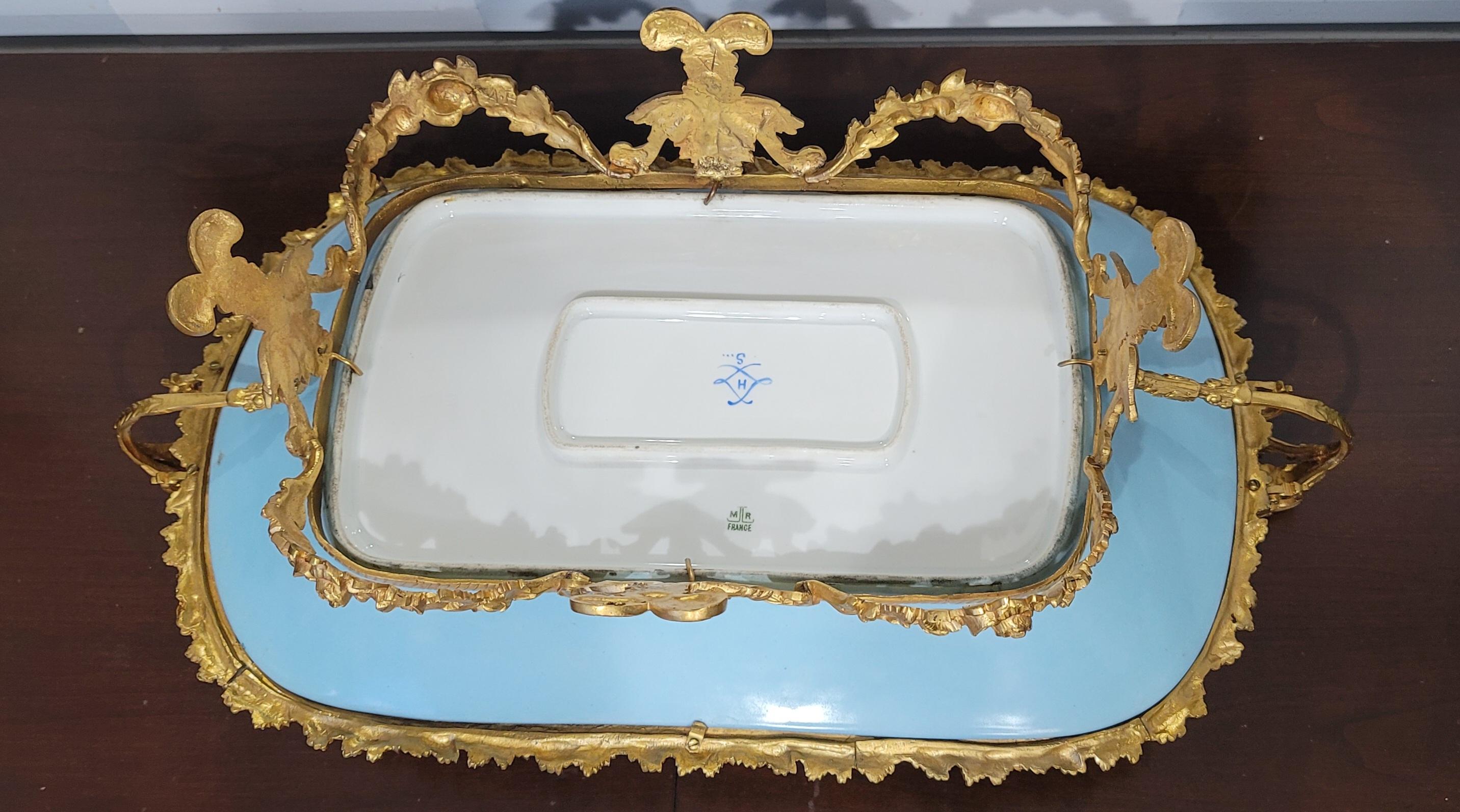 Centre de table en porcelaine de Sèvres peinte en cobalt et dorée du 19ème siècle, signé Chapuis en vente 6