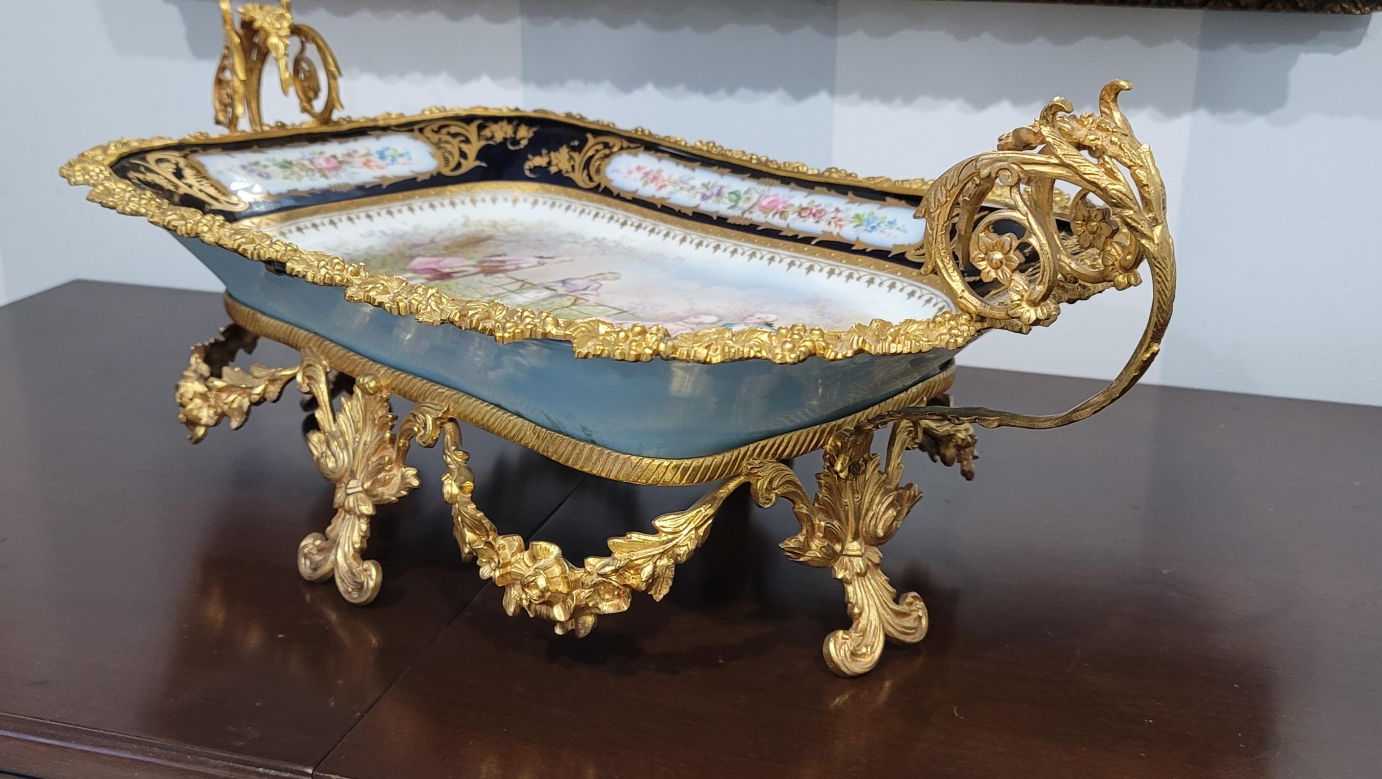 Français Centre de table en porcelaine de Sèvres peinte en cobalt et dorée du 19ème siècle, signé Chapuis en vente