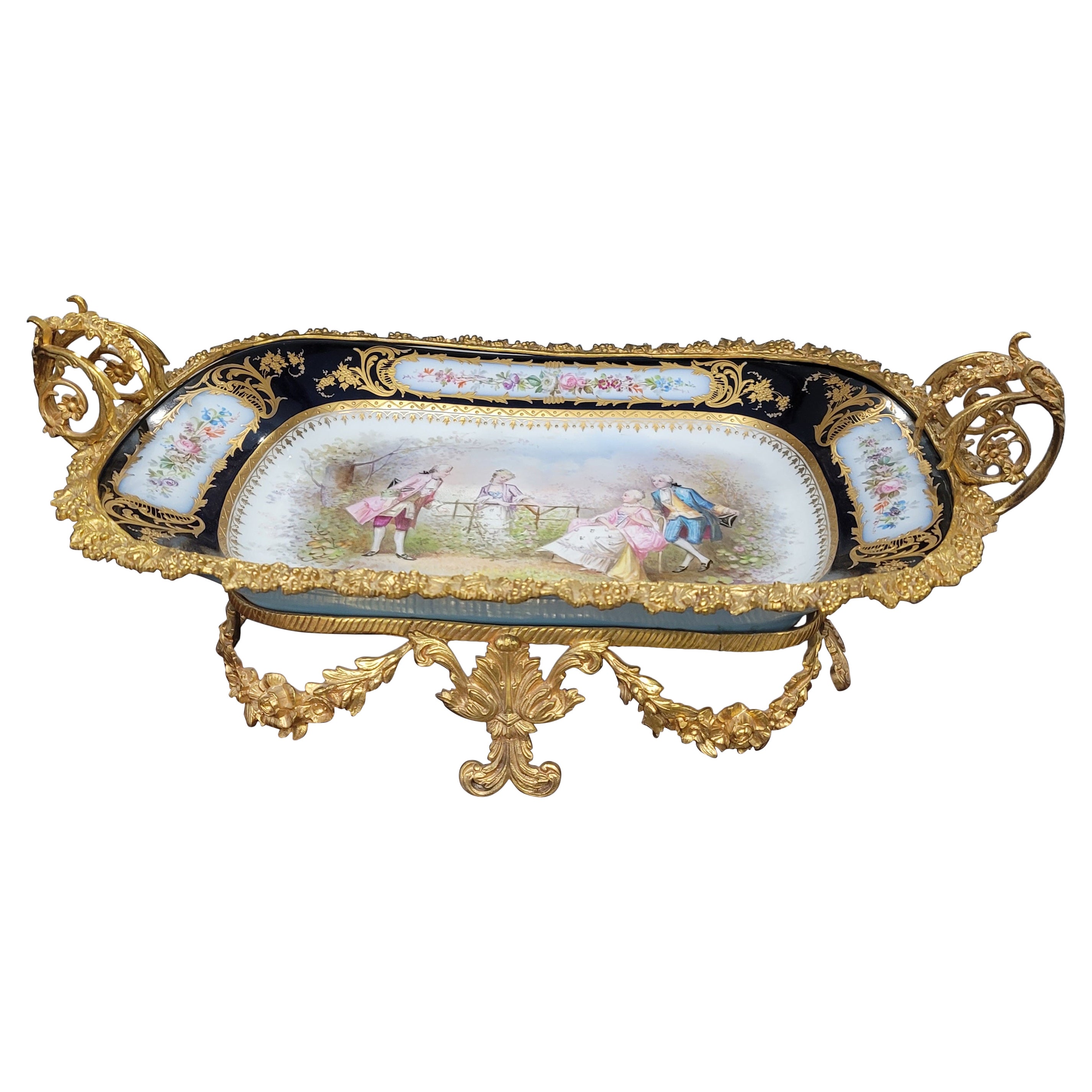 Centrotavola in porcellana dorata e cobalto dipinto a Sevres del XIX secolo firmato Chapuis