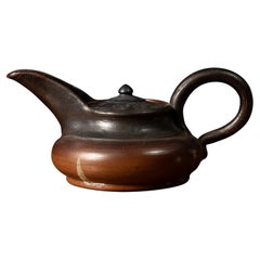 charmante braune Teekanne aus dem 19. Jahrhundert mit Henkel und handgeschnitztem Brandzeichen in der Tonerde