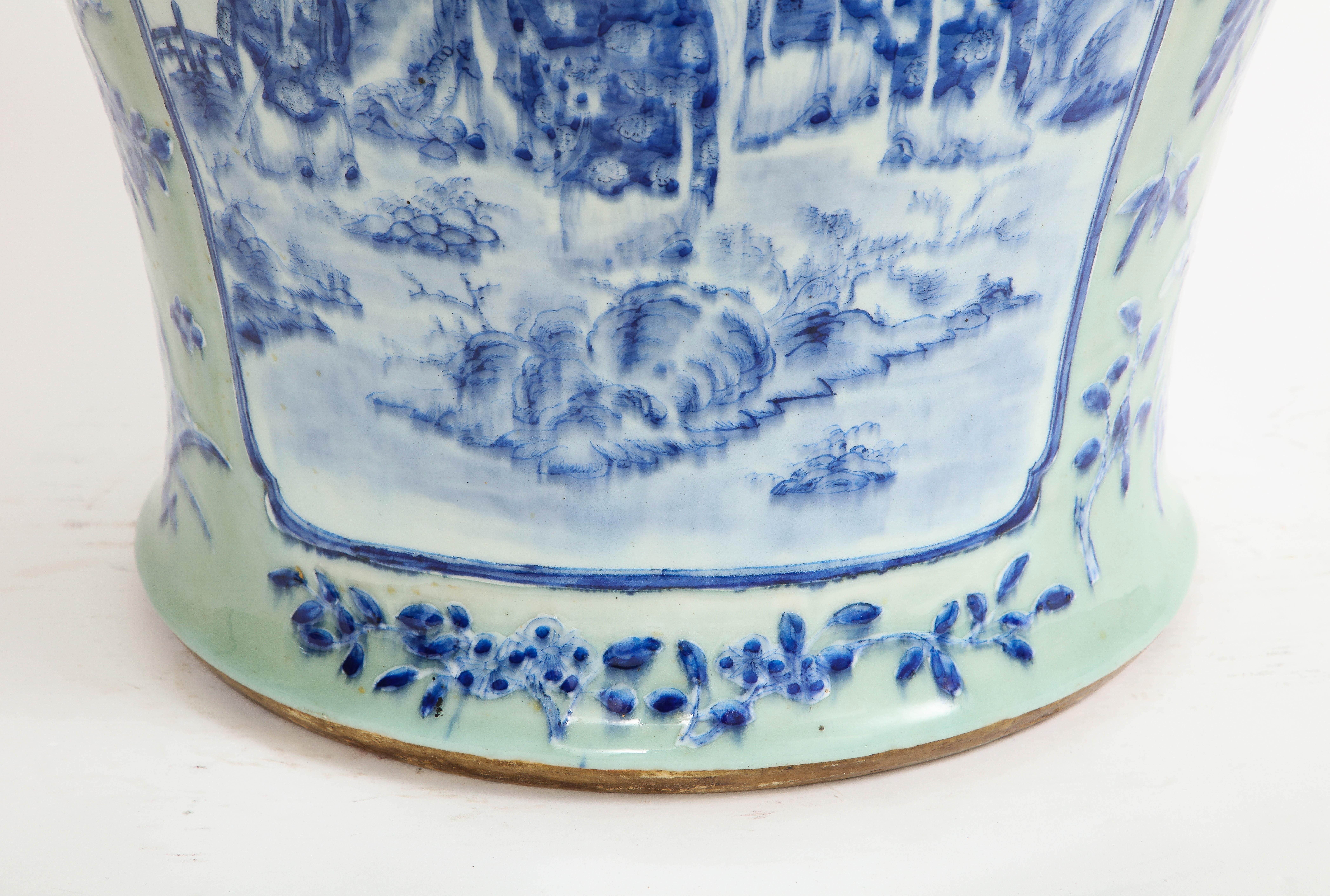 Vase chinois du 19ème siècle à fond céladon : cartouches bleues et blanches d'écoliers et d'aînés en vente 3