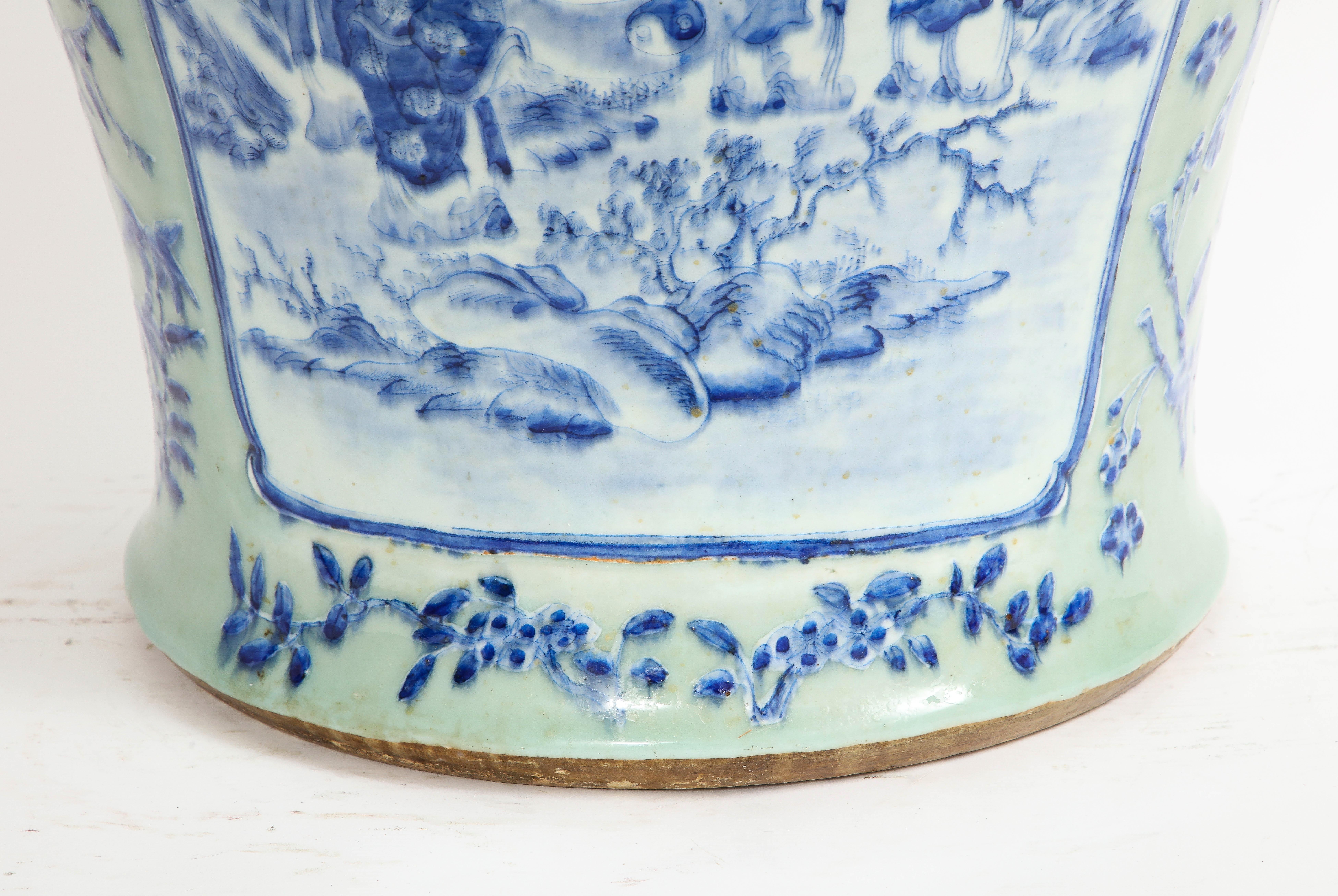 Vase chinois du 19ème siècle à fond céladon : cartouches bleues et blanches d'écoliers et d'aînés en vente 4