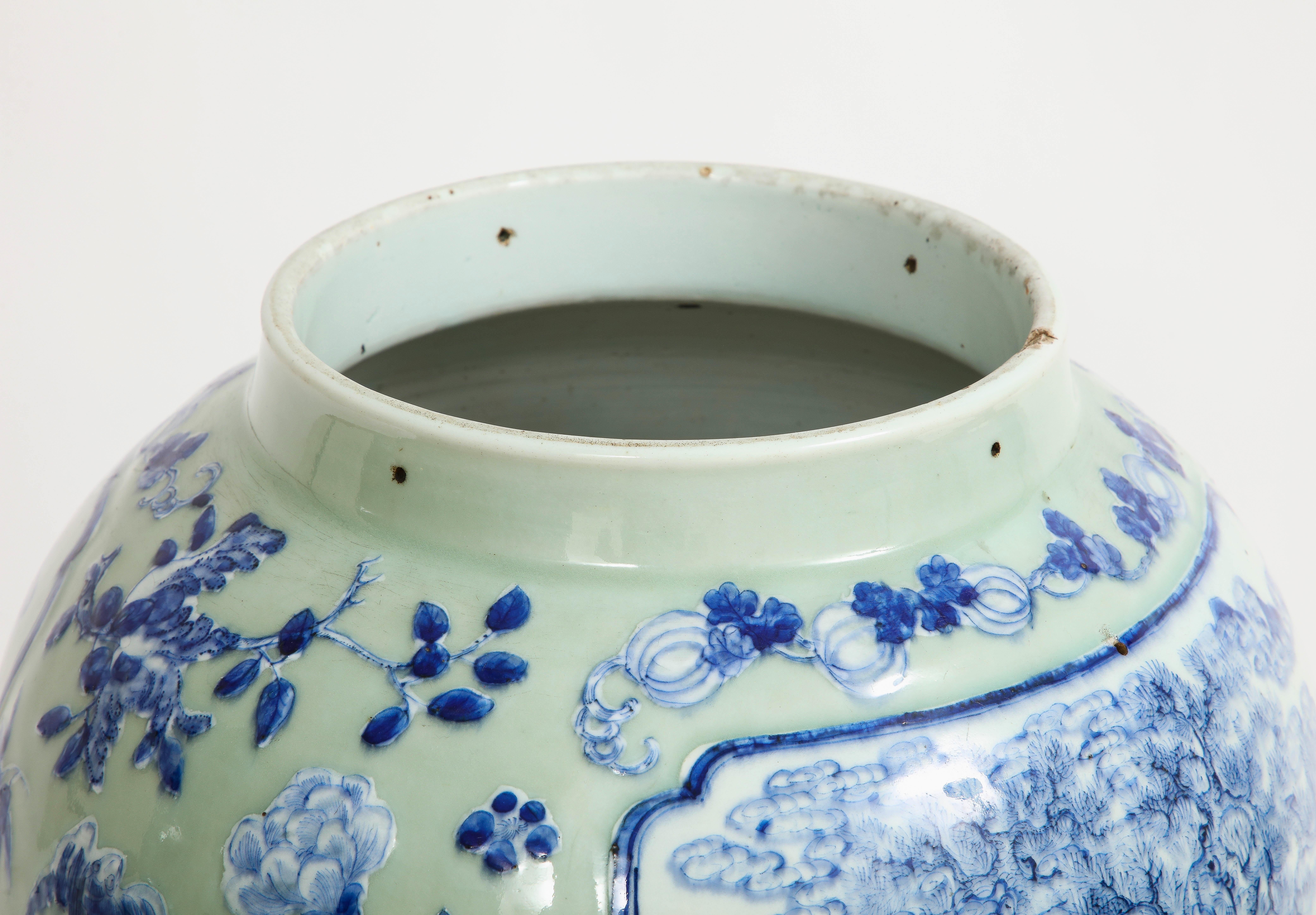 Vase chinois du 19ème siècle à fond céladon : cartouches bleues et blanches d'écoliers et d'aînés en vente 5
