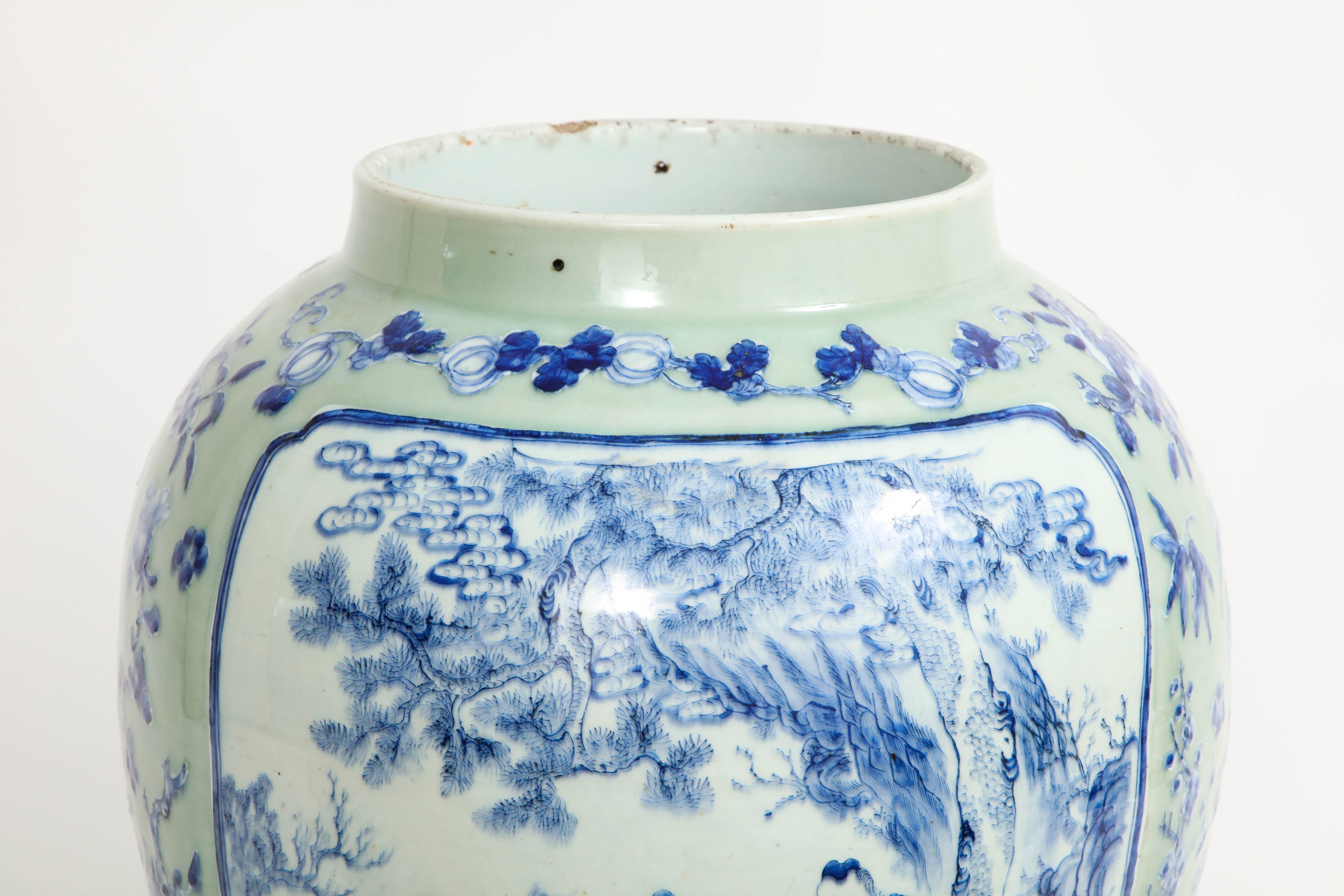 Vase chinois du 19ème siècle à fond céladon : cartouches bleues et blanches d'écoliers et d'aînés en vente 6