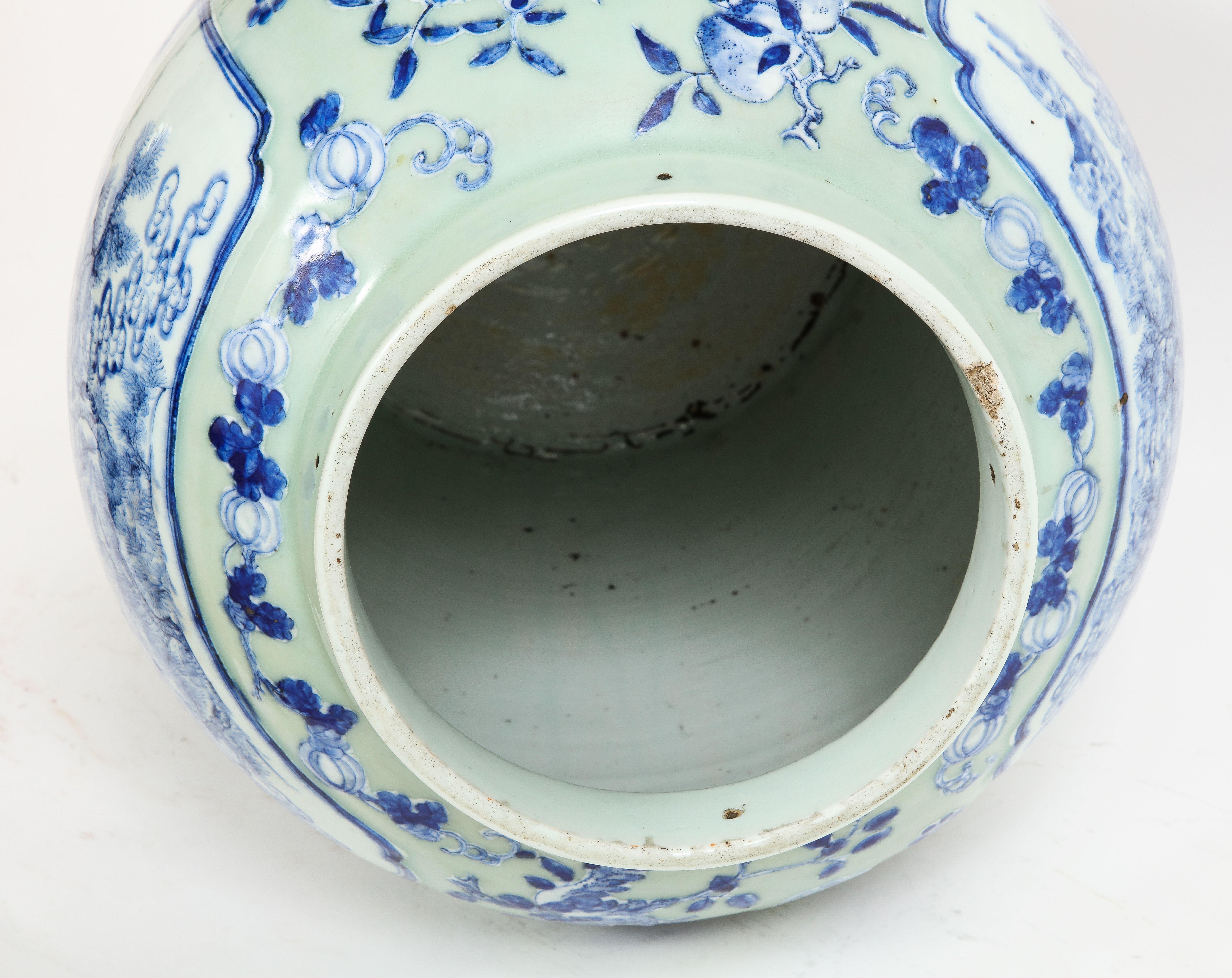 Vase chinois du 19ème siècle à fond céladon : cartouches bleues et blanches d'écoliers et d'aînés en vente 7