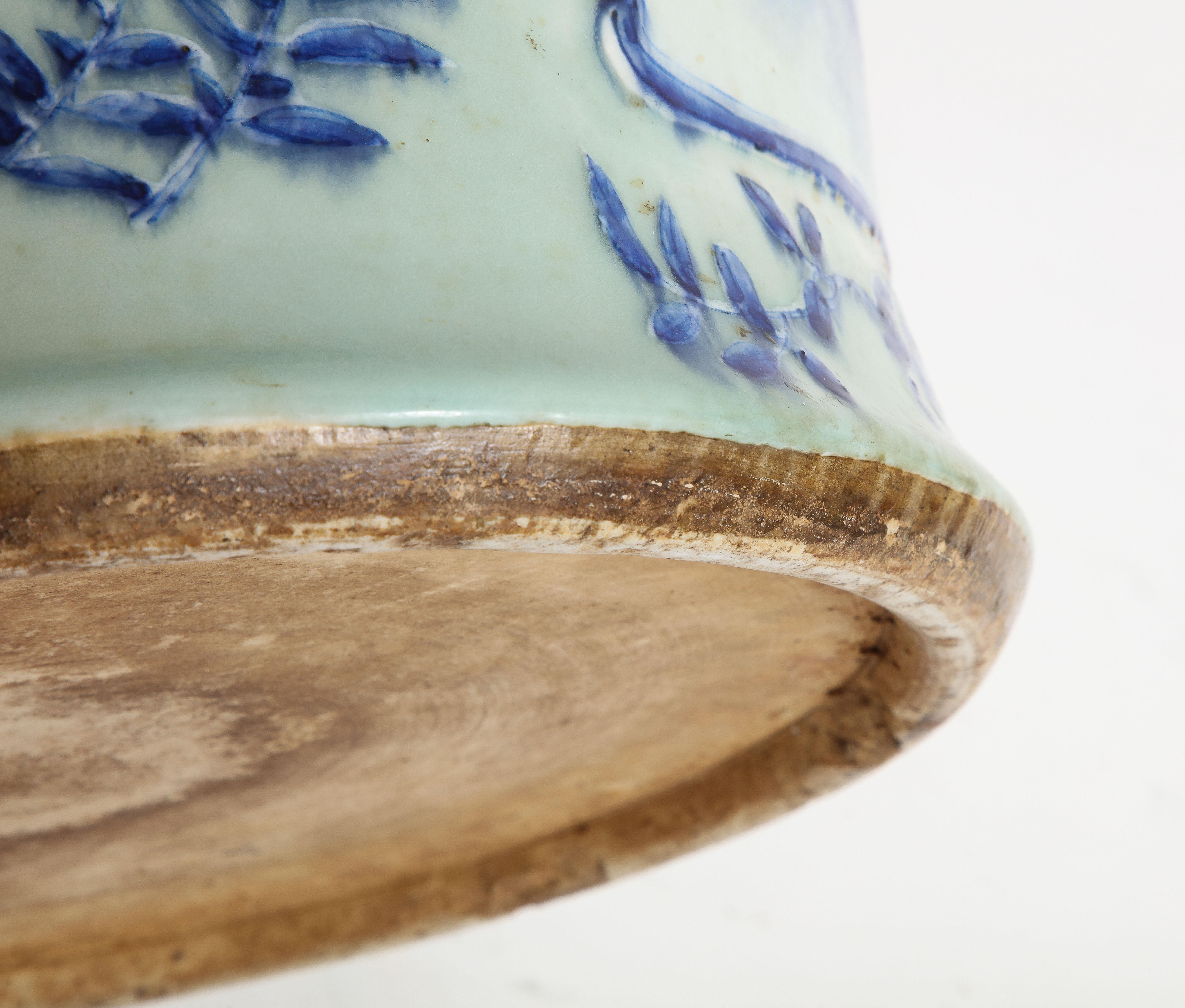 Vase chinois du 19ème siècle à fond céladon : cartouches bleues et blanches d'écoliers et d'aînés en vente 8
