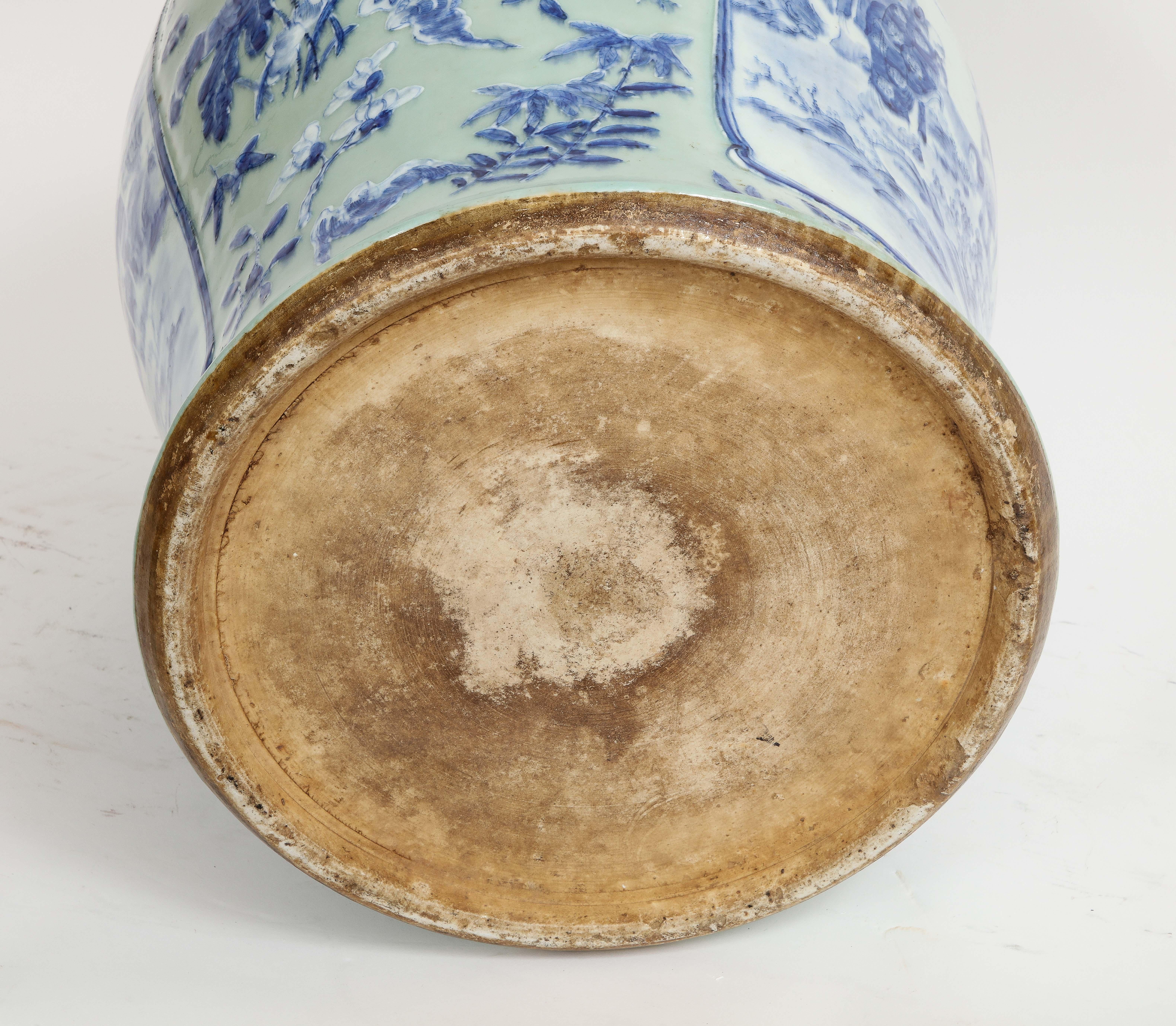 Vase chinois du 19ème siècle à fond céladon : cartouches bleues et blanches d'écoliers et d'aînés en vente 9