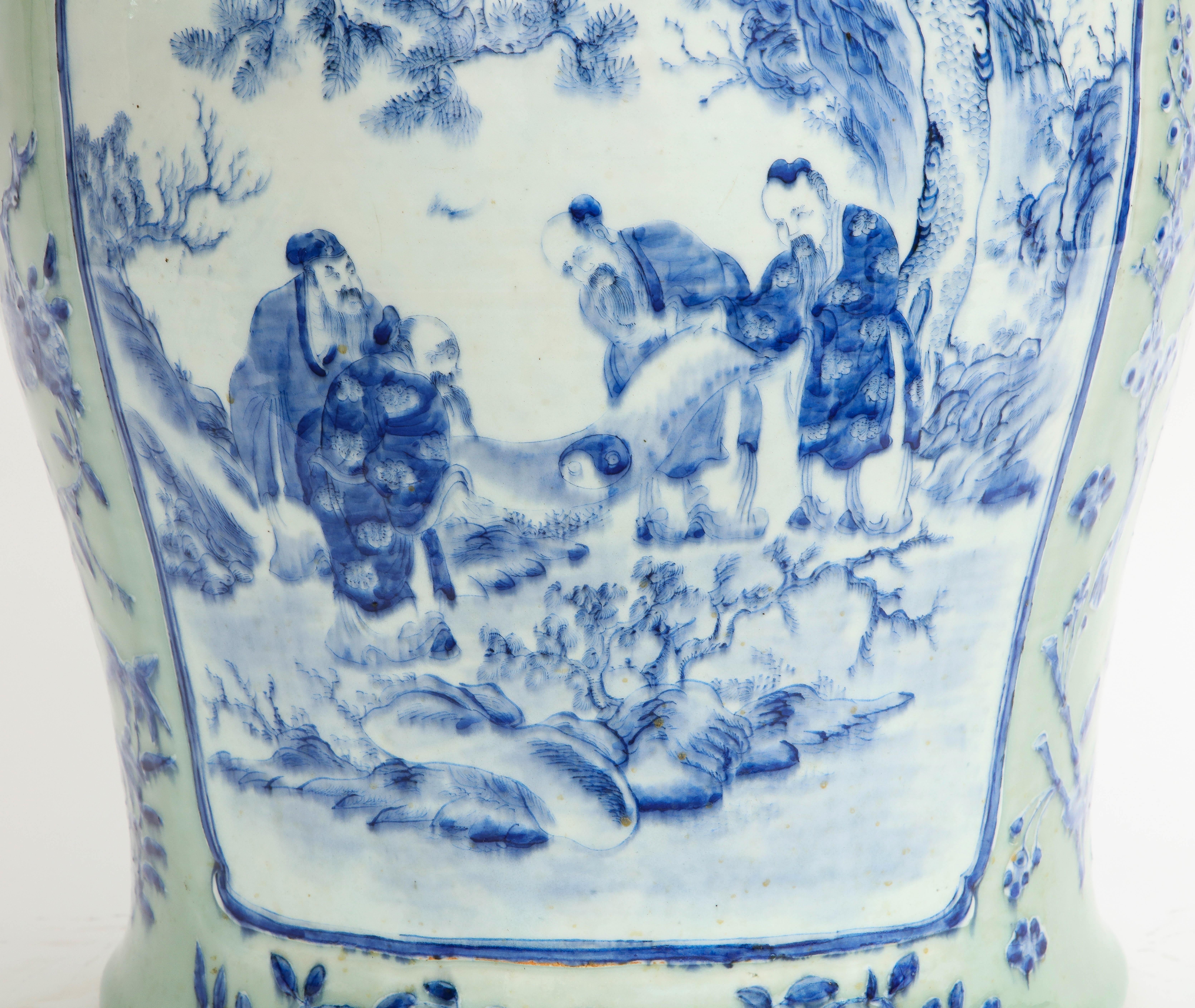 Porcelaine Vase chinois du 19ème siècle à fond céladon : cartouches bleues et blanches d'écoliers et d'aînés en vente