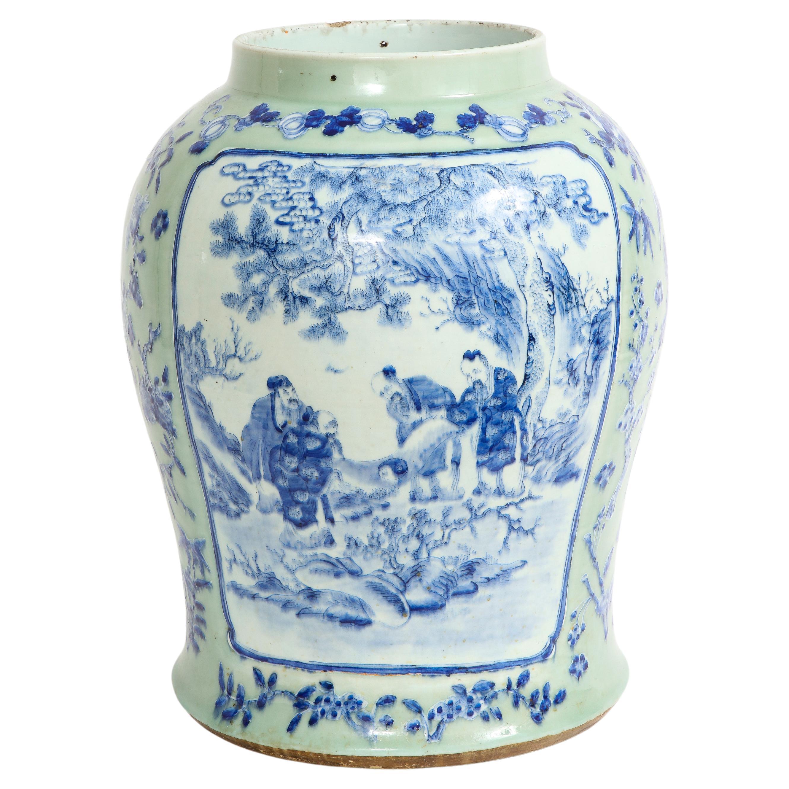 Vase chinois du 19ème siècle à fond céladon : cartouches bleues et blanches d'écoliers et d'aînés en vente