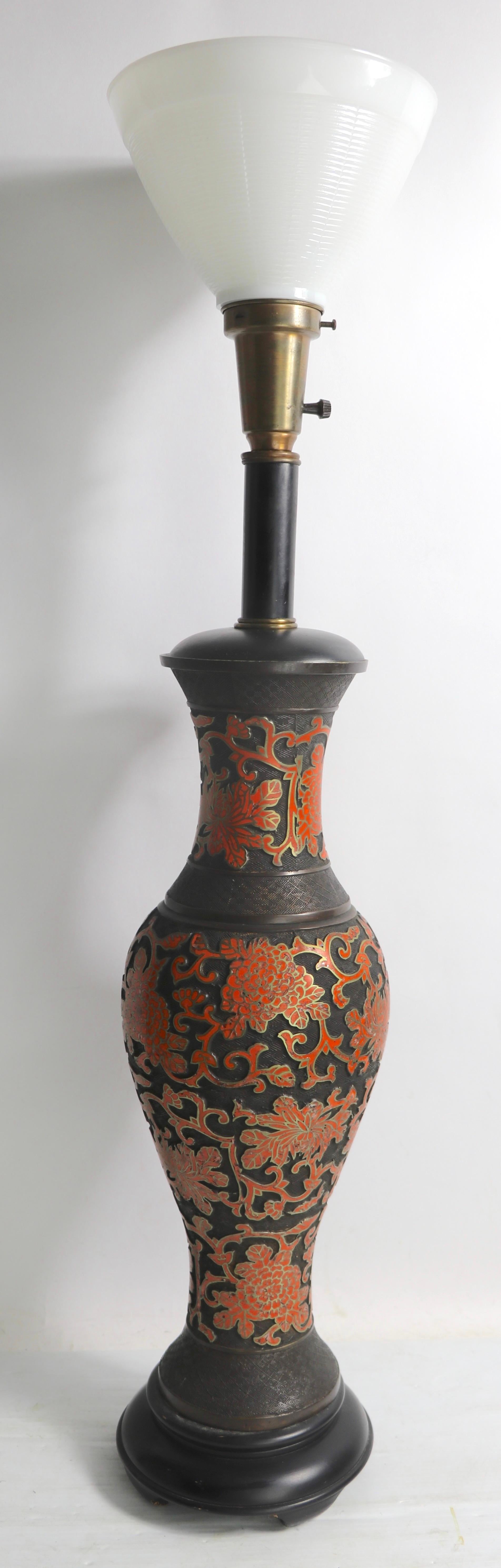 Charming champleve cloisonné bronze base, enameled table lamp, in very good, original, clean and working condition. The lamp has a vase form body, with unusual and intriguing Chinese red enamel decorative foliate , on finely patinated bronze ground.