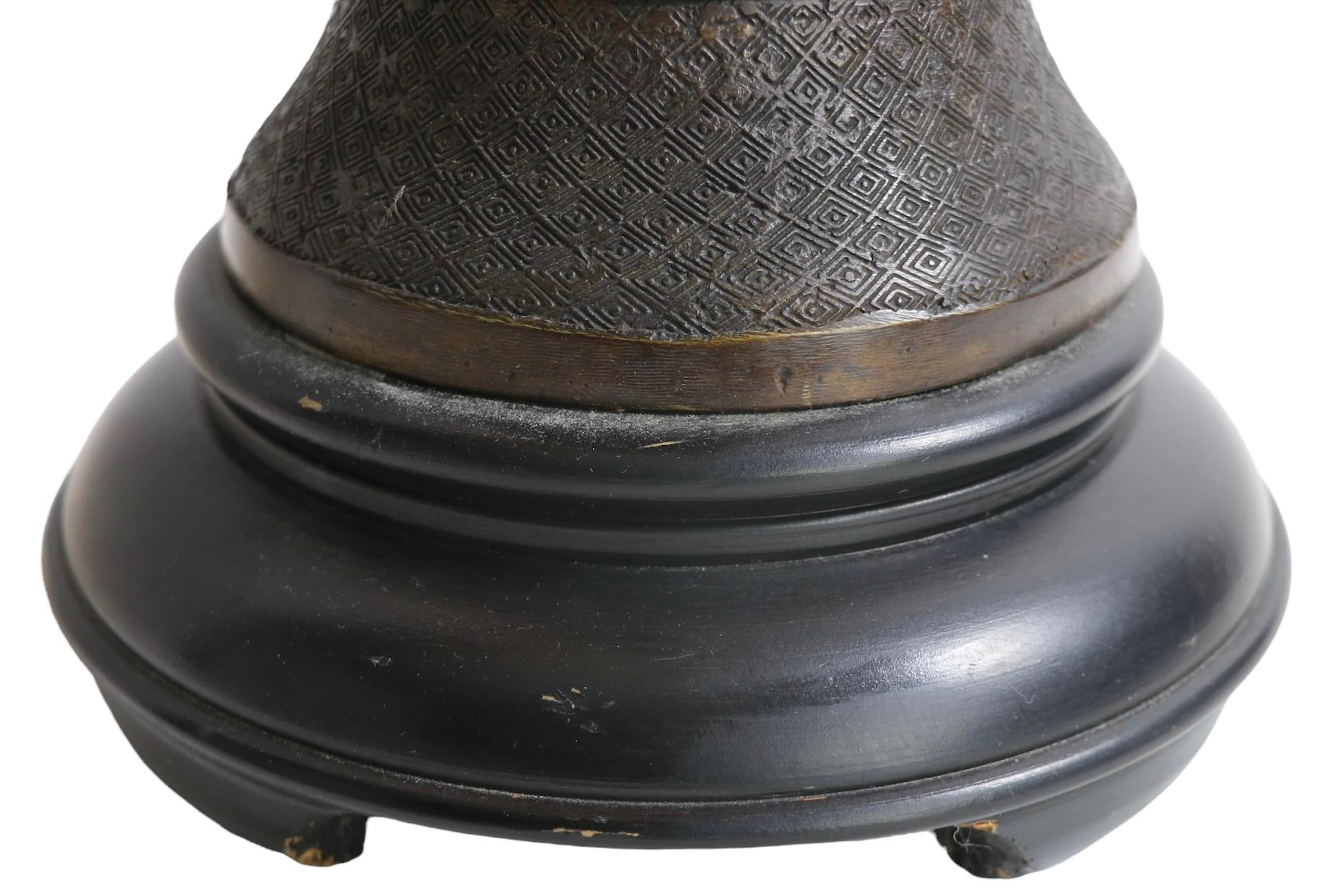 Vase chinois du 19ème siècle en cloisonné champlevé monté comme lampe de bureau Bon état - En vente à New York, NY
