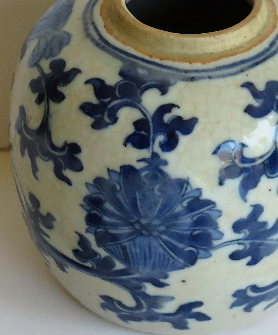 Chinese Export Lidded Jar moulded Porcelain Hand painted Blue and White  4
