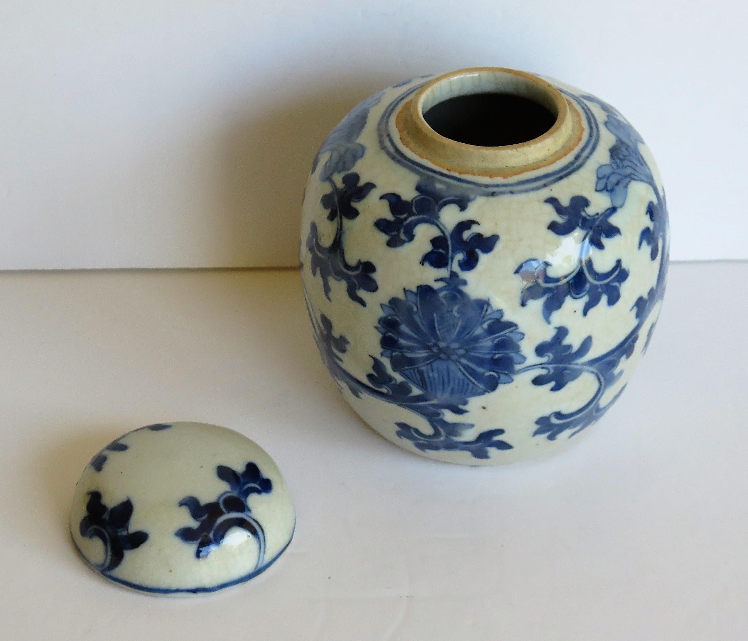 Chinese Export Lidded Jar moulded Porcelain Hand painted Blue and White  6