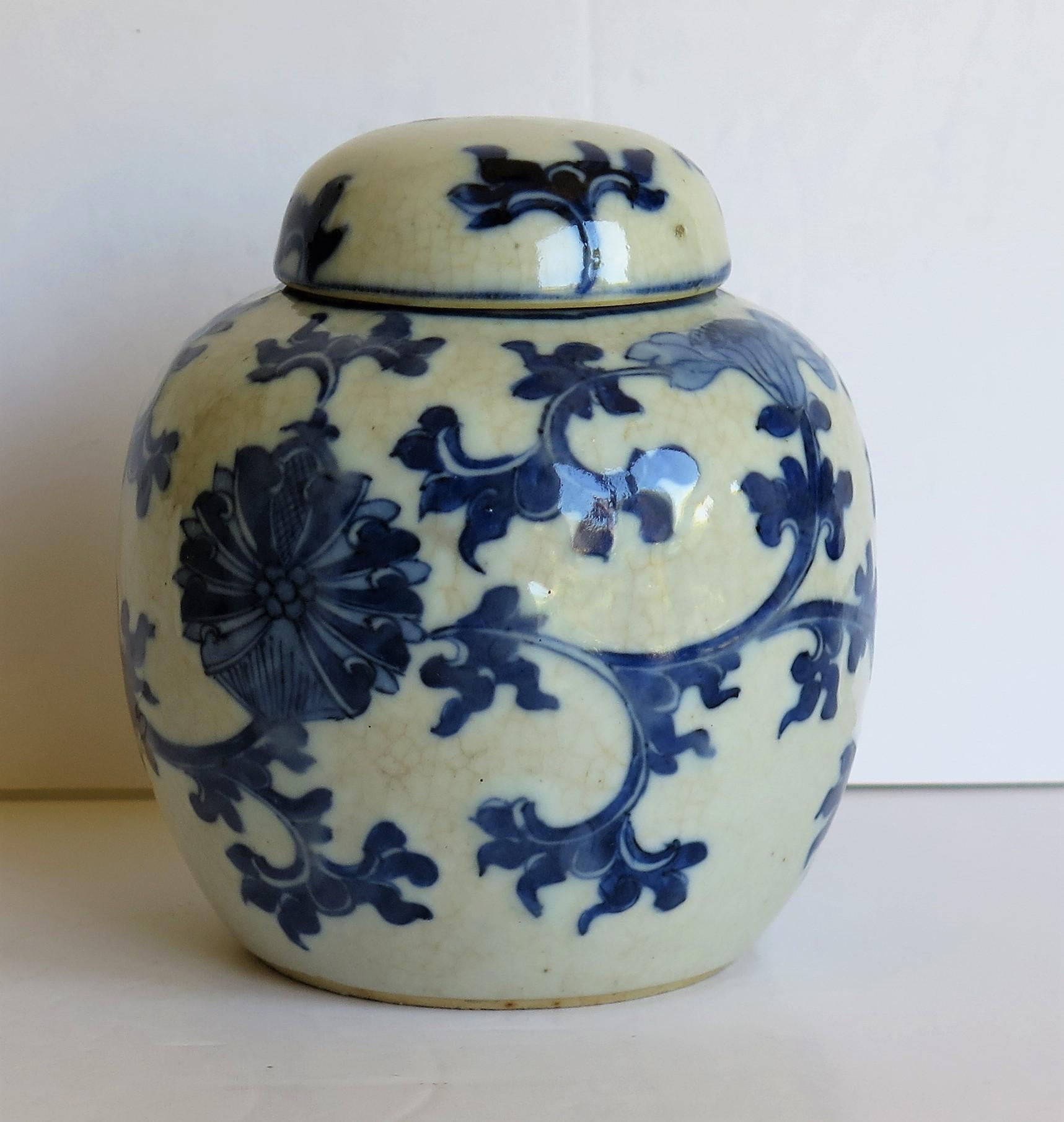 Qing Chinese Export Lidded Jar moulded Porcelain Hand painted Blue and White 
