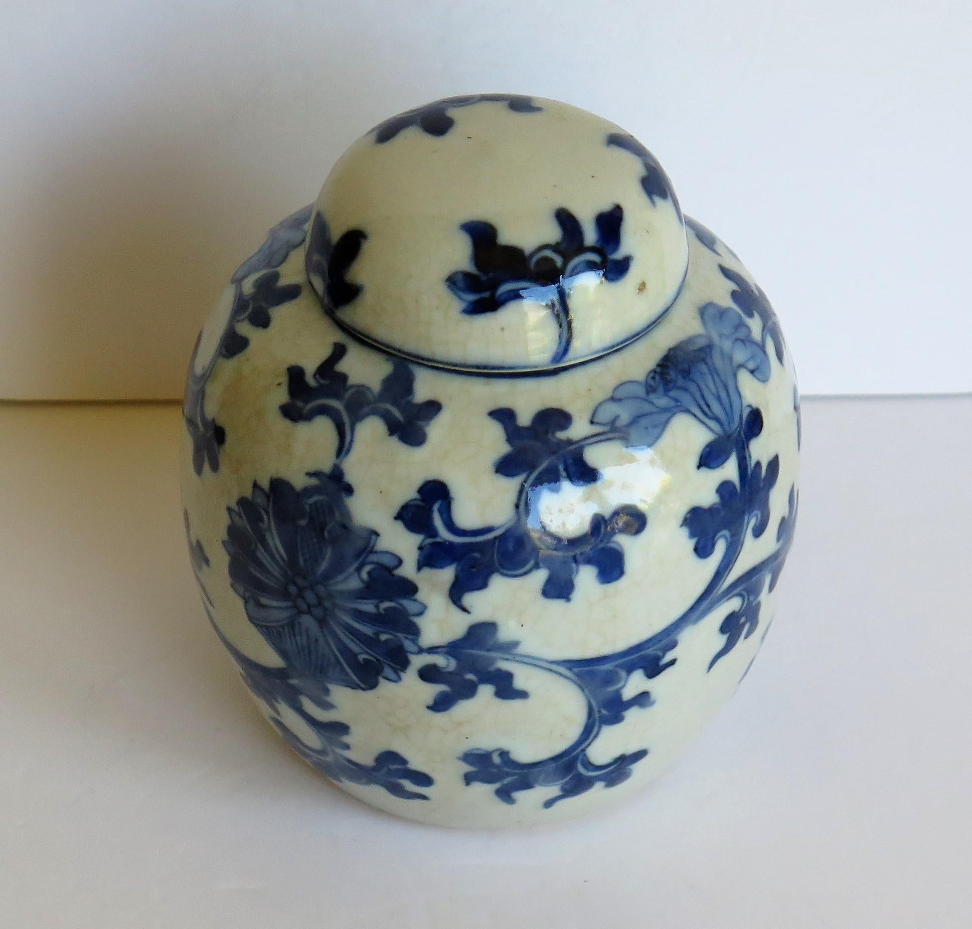 Hand-Painted Chinese Export Lidded Jar moulded Porcelain Hand painted Blue and White 