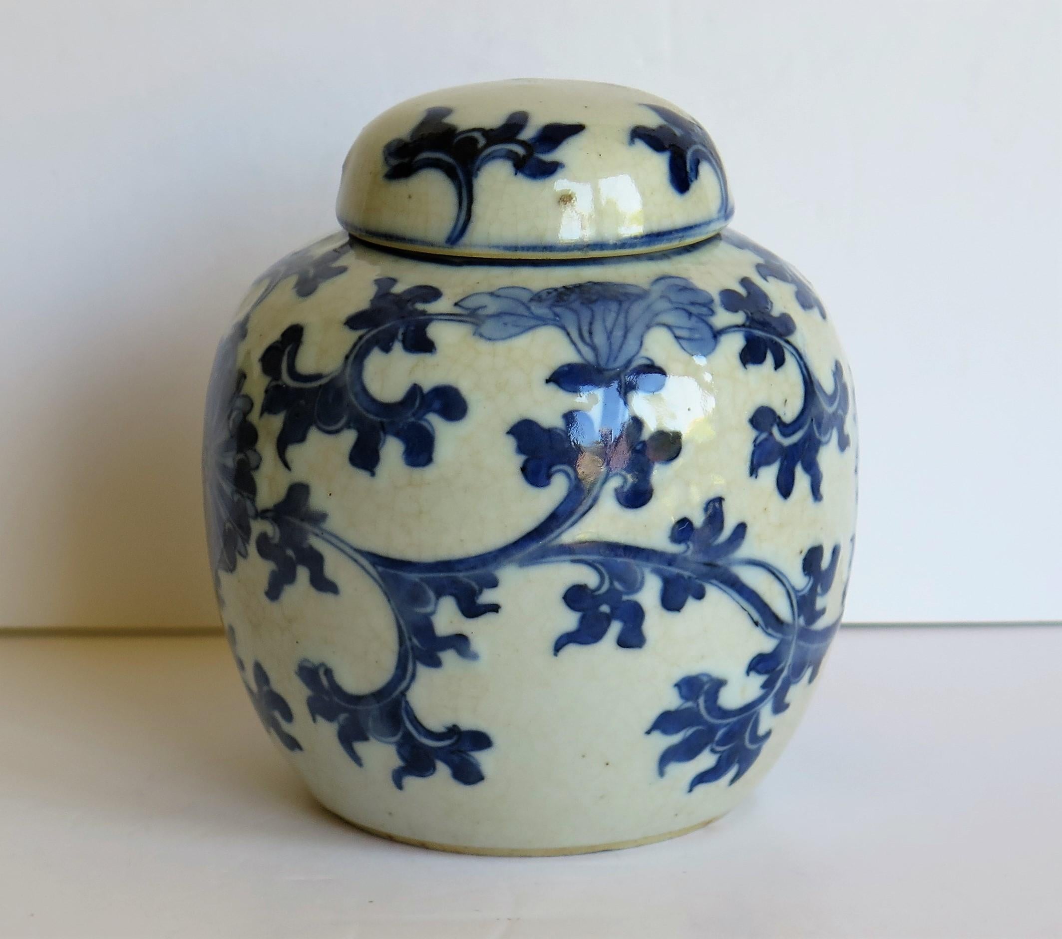 Chinese Export Lidded Jar moulded Porcelain Hand painted Blue and White  In Good Condition In Lincoln, Lincolnshire
