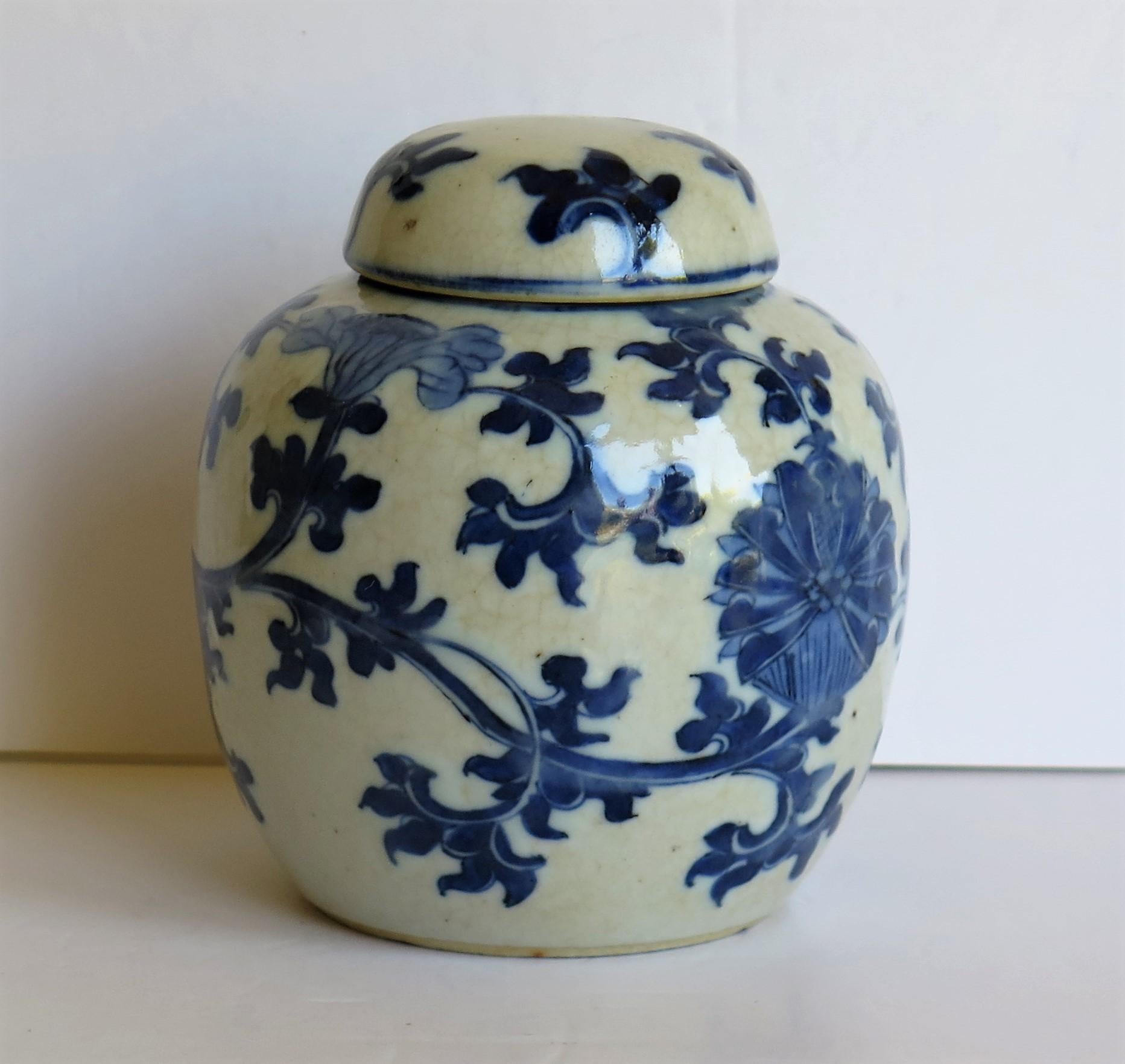 19th Century Chinese Export Lidded Jar moulded Porcelain Hand painted Blue and White 