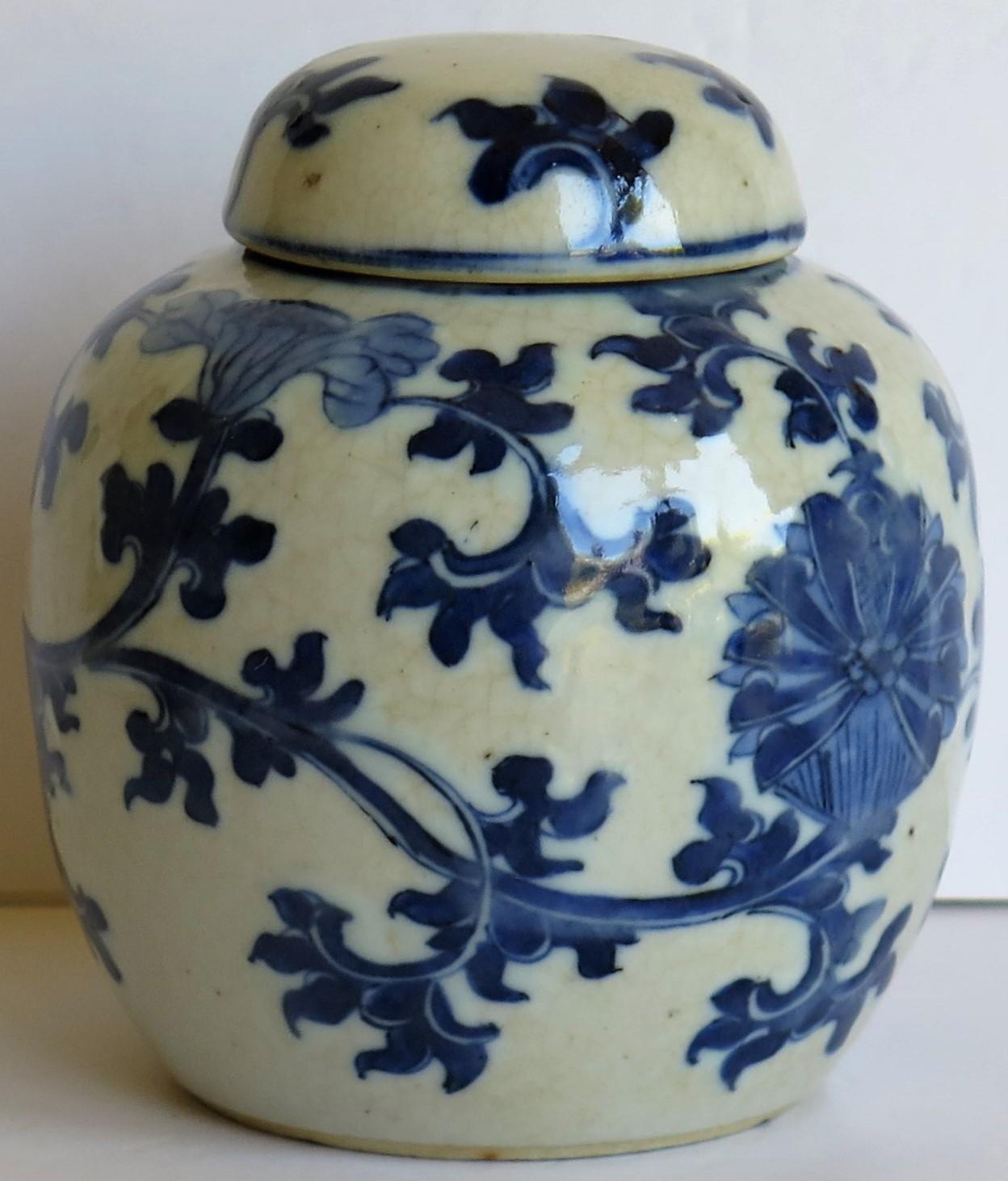 Chinese Export Lidded Jar moulded Porcelain Hand painted Blue and White  1