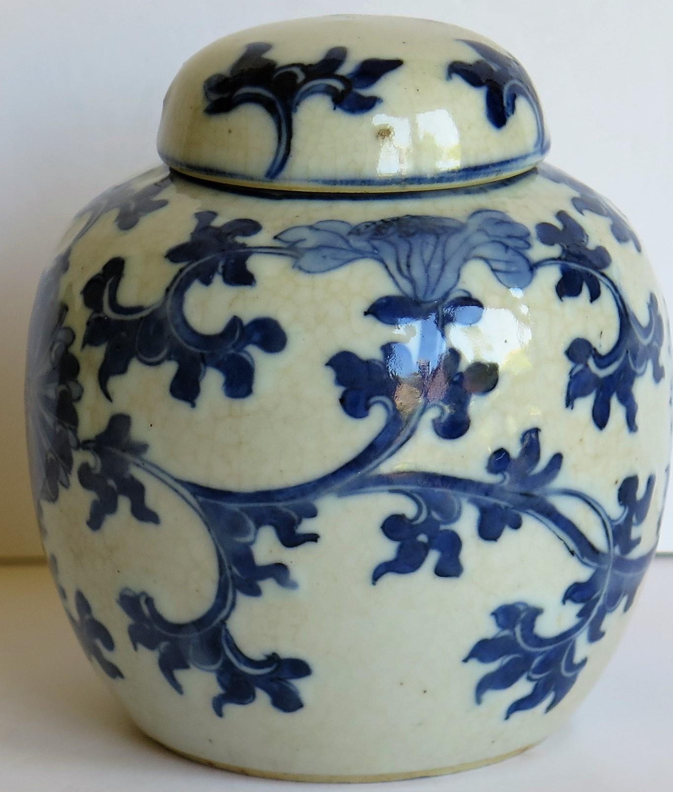 Chinese Export Lidded Jar moulded Porcelain Hand painted Blue and White  2