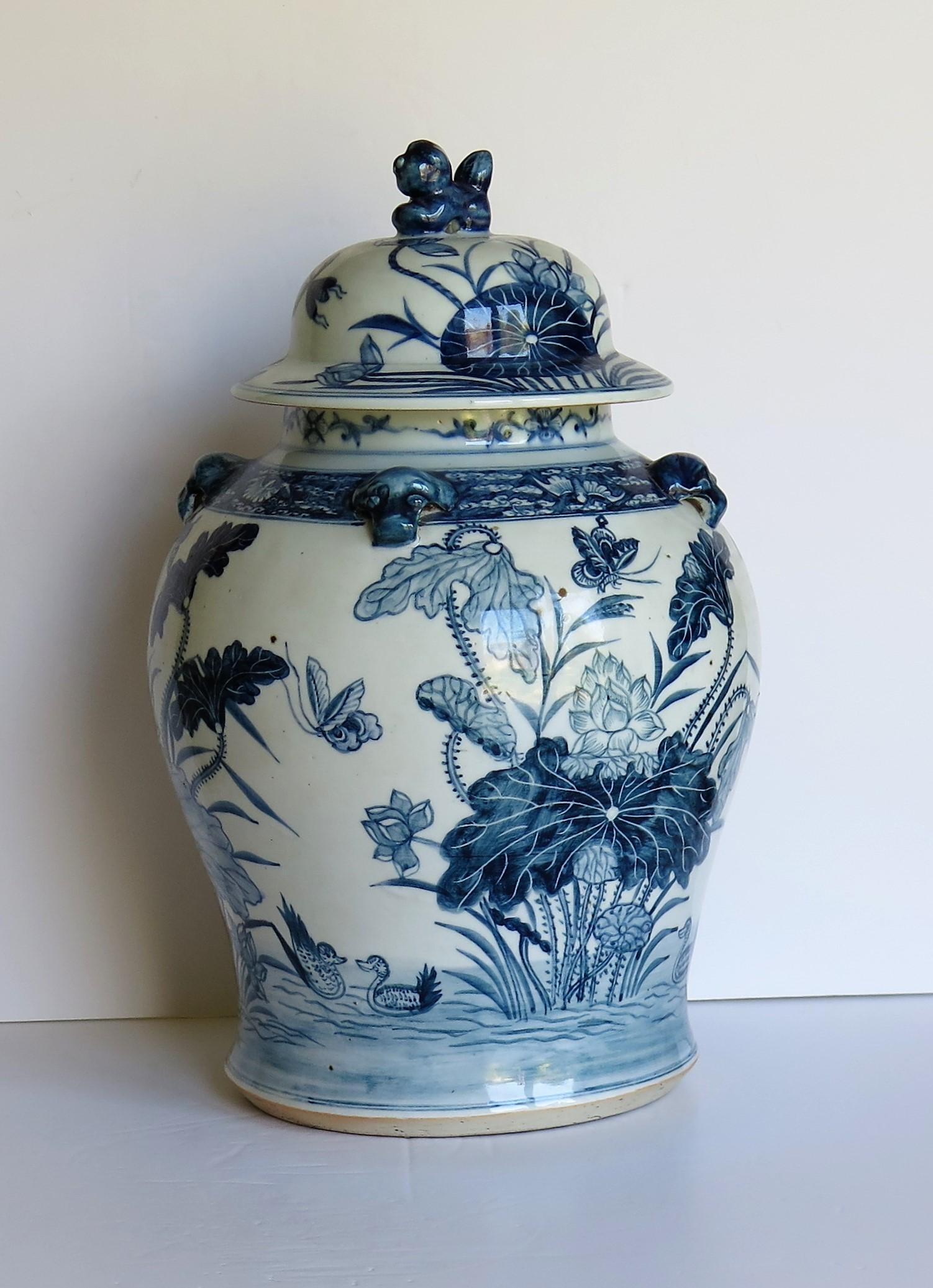 Chinese Export Porcelain Temple Vase and Lid Blue and White Hand Painted, 19th C 4