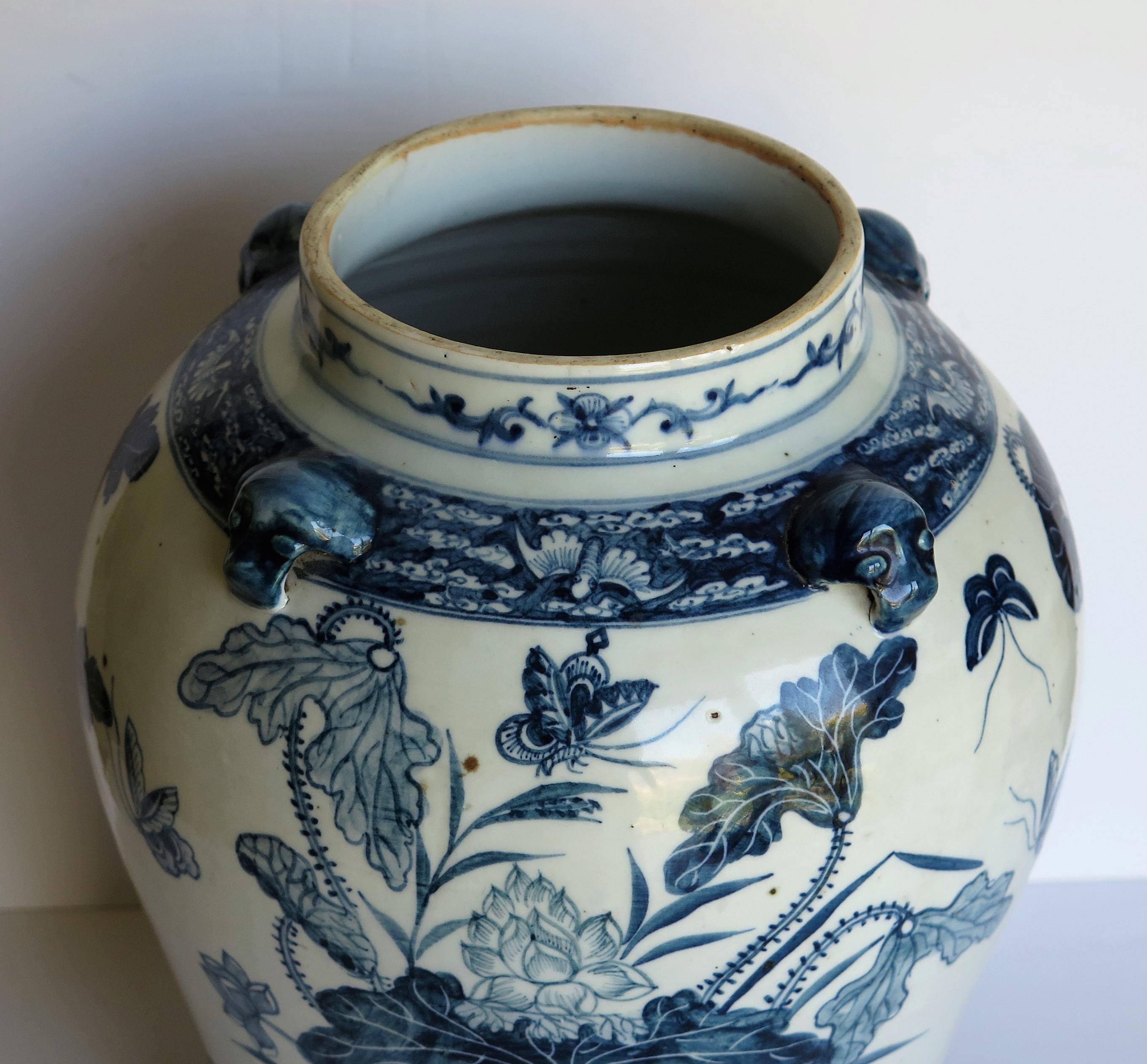 Chinese Export Porcelain Temple Vase and Lid Blue and White Hand Painted, 19th C 7