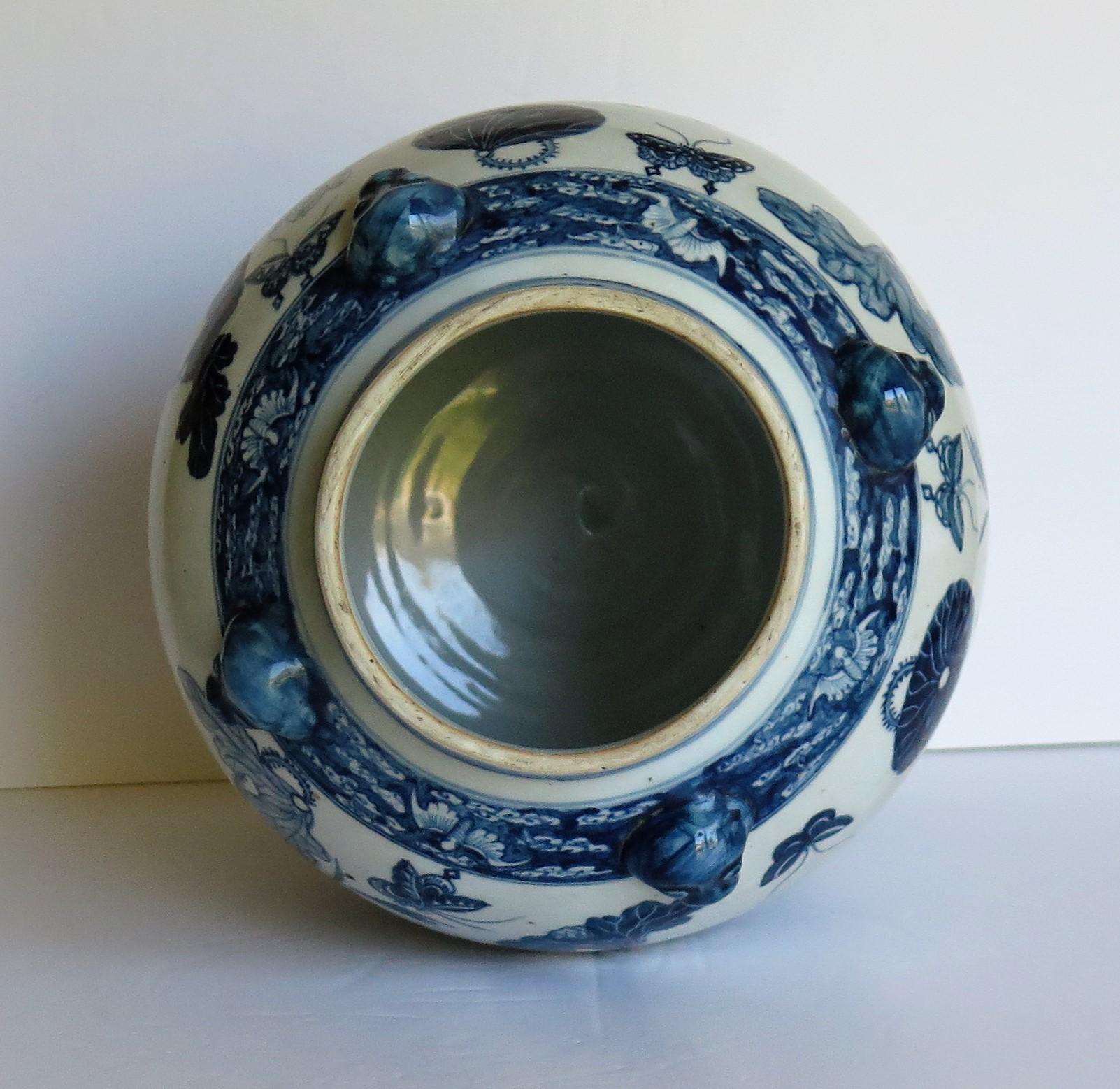 Chinese Export Porcelain Temple Vase and Lid Blue and White Hand Painted, 19th C 8